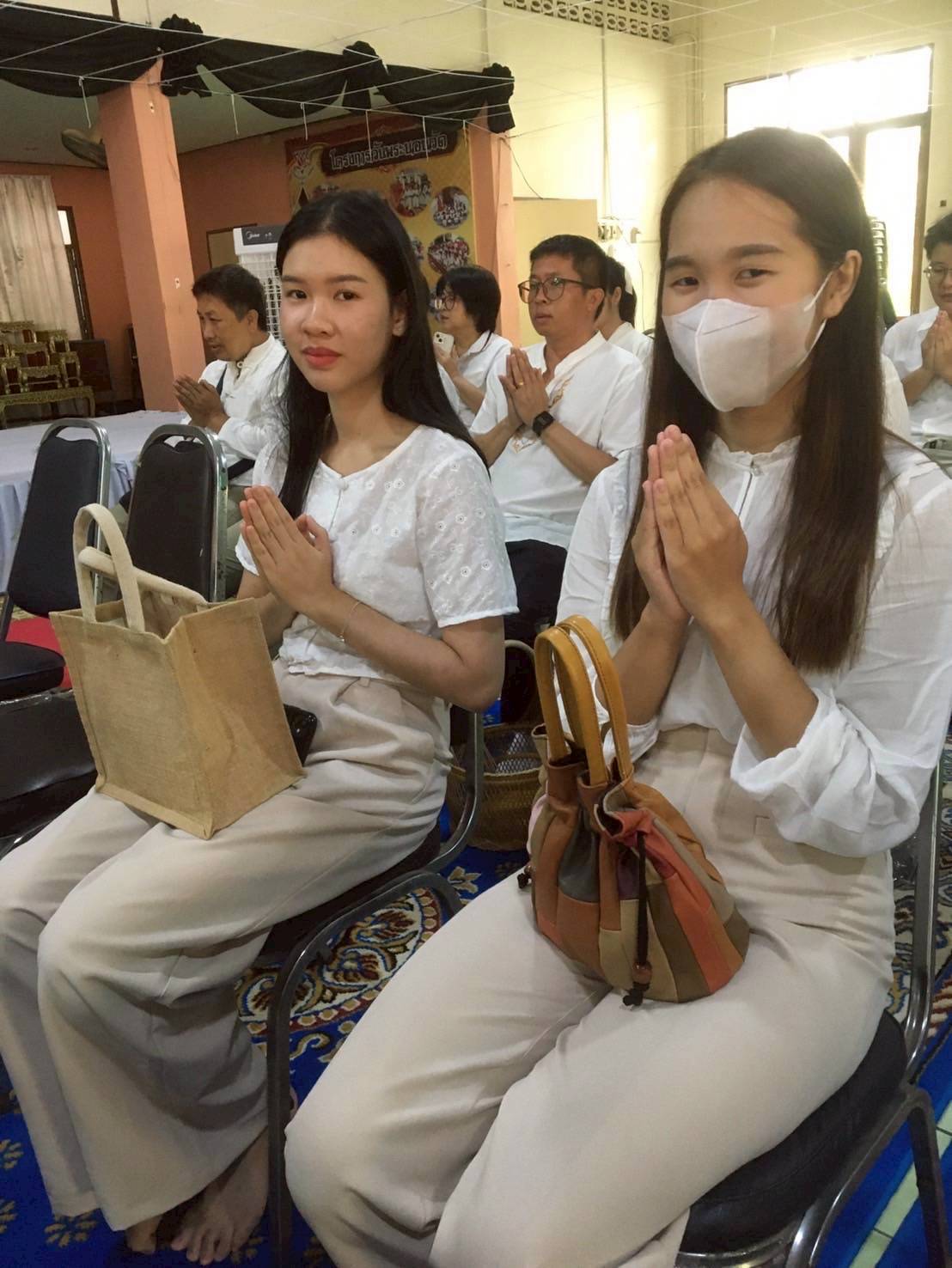 พช.ลำปาง ร่วมพิธีทำบุญตักบาตรส่งเสริมพระพุทธศาสนา เนื่องในเทศกาลวันวิสาขบูชา พุทธศักราช 2568 ณ วัดพระเจดีย์ซาวหลัง พระอารามหลวง