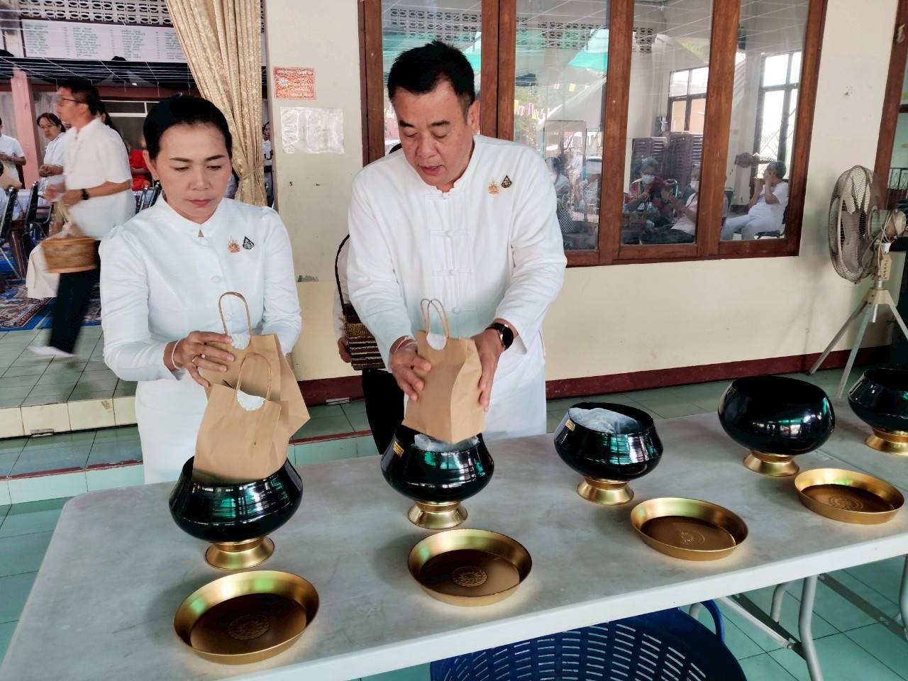 พช.ลำปาง ร่วมพิธีทำบุญตักบาตรส่งเสริมพระพุทธศาสนา เนื่องในเทศกาลวันวิสาขบูชา พุทธศักราช 2568 ณ วัดพระเจดีย์ซาวหลัง พระอารามหลวง