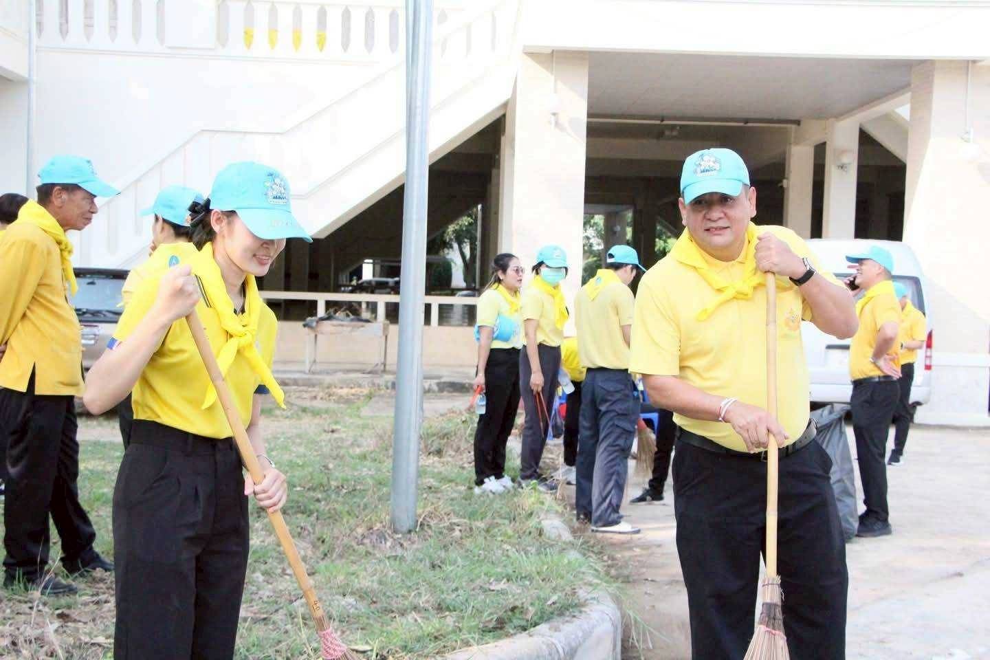 พช.ลำปาง ร่วมกิจกรรมจิตอาสาพัฒนาเฉลิมพระเกียรติ ถวายพระราชกุศล เนื่องในวันฉัตรมงคลและวันปฐมบรมราชาภิเษก 4 พฤษภาคม แสดงความจงรักภักดีและสำนึกในพระมหากรุณาธิคุณของพระบาทสมเด็จพระเจ้าอยู่หัว