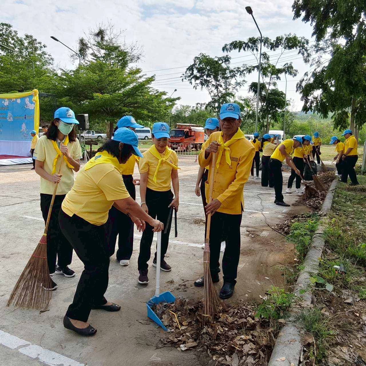 พช.ลำปาง ร่วมกิจกรรมจิตอาสาพัฒนาเฉลิมพระเกียรติ ถวายพระราชกุศล เนื่องในวันฉัตรมงคลและวันปฐมบรมราชาภิเษก 4 พฤษภาคม แสดงความจงรักภักดีและสำนึกในพระมหากรุณาธิคุณของพระบาทสมเด็จพระเจ้าอยู่หัว