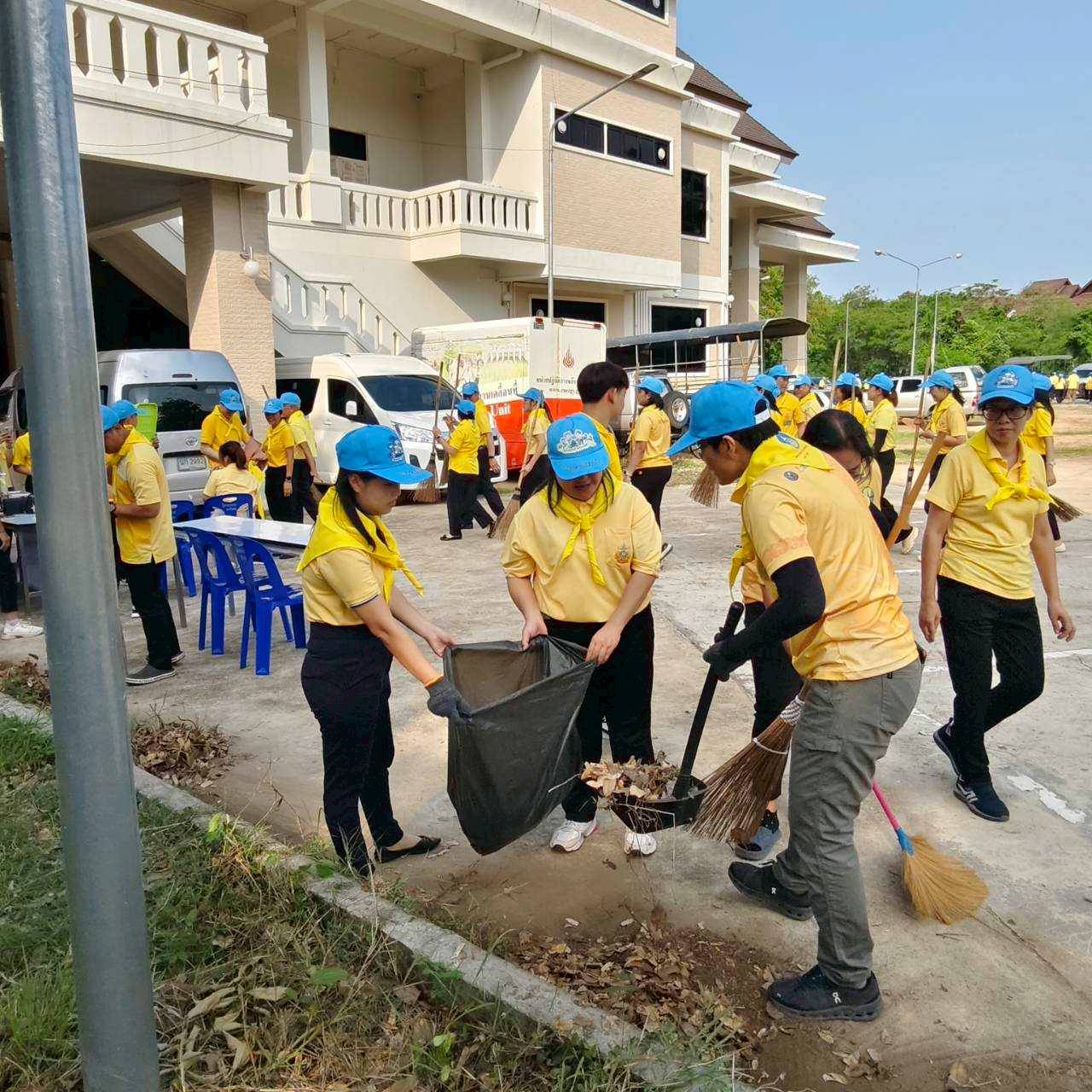พช.ลำปาง ร่วมกิจกรรมจิตอาสาพัฒนาเฉลิมพระเกียรติ ถวายพระราชกุศล เนื่องในวันฉัตรมงคลและวันปฐมบรมราชาภิเษก 4 พฤษภาคม แสดงความจงรักภักดีและสำนึกในพระมหากรุณาธิคุณของพระบาทสมเด็จพระเจ้าอยู่หัว