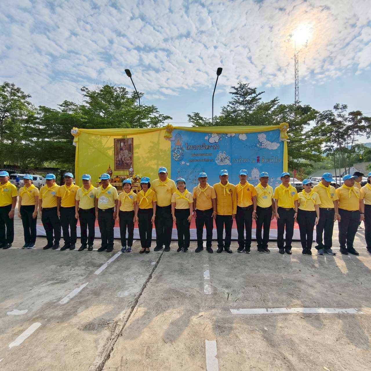 พช.ลำปาง ร่วมกิจกรรมจิตอาสาพัฒนาเฉลิมพระเกียรติ ถวายพระราชกุศล เนื่องในวันฉัตรมงคลและวันปฐมบรมราชาภิเษก 4 พฤษภาคม แสดงความจงรักภักดีและสำนึกในพระมหากรุณาธิคุณของพระบาทสมเด็จพระเจ้าอยู่หัว