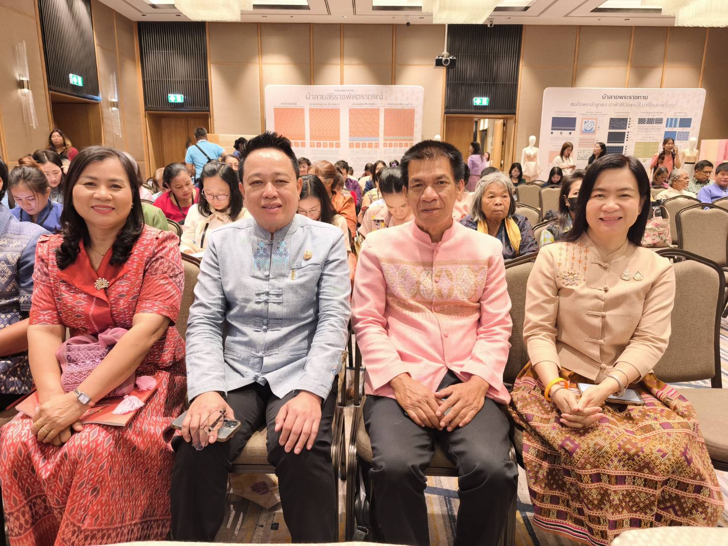 พช.ลำปาง ร่วมพิธีเปิด Coaching ผ้าลายพระราชทาน “ผ้าลายสิริราชพัสตราภรณ์” สู่ยอดศิลปิน OTOP ผ้าไทยภาคเหนือ จับมือถักทอความหวัง คุณค่า ชีวิตชีวาผ้าไทย