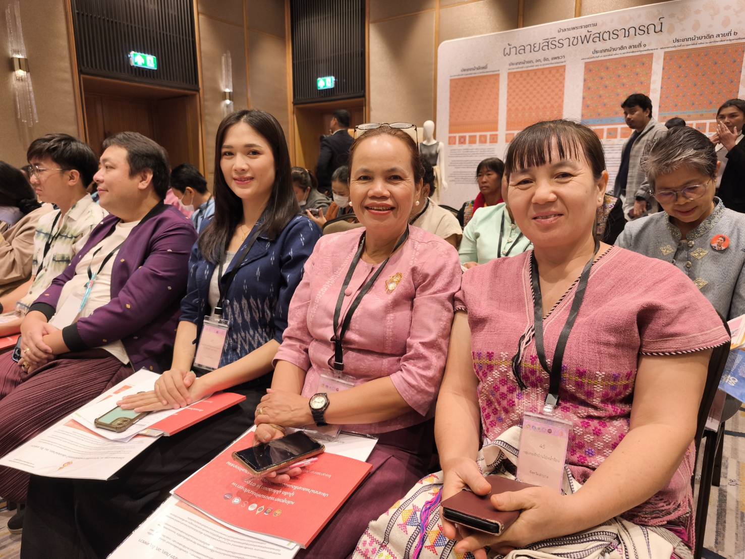พช.ลำปาง ร่วมพิธีเปิด Coaching ผ้าลายพระราชทาน “ผ้าลายสิริราชพัสตราภรณ์” สู่ยอดศิลปิน OTOP ผ้าไทยภาคเหนือ จับมือถักทอความหวัง คุณค่า ชีวิตชีวาผ้าไทย