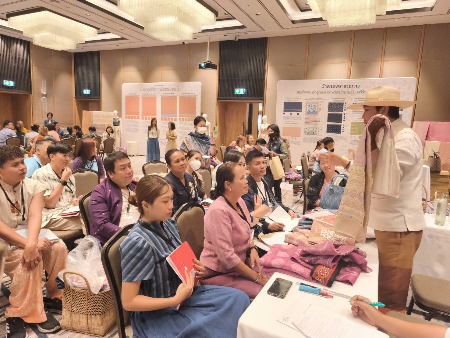 พช.ลำปาง ร่วมพิธีเปิด Coaching ผ้าลายพระราชทาน “ผ้าลายสิริราชพัสตราภรณ์” สู่ยอดศิลปิน OTOP ผ้าไทยภาคเหนือ จับมือถักทอความหวัง คุณค่า ชีวิตชีวาผ้าไทย