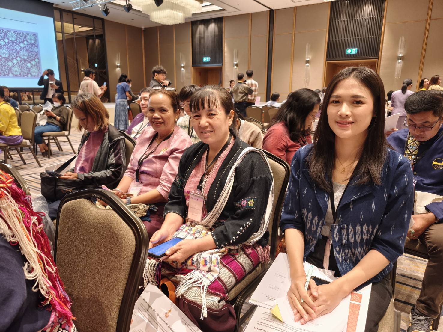 พช.ลำปาง ร่วมพิธีเปิด Coaching ผ้าลายพระราชทาน “ผ้าลายสิริราชพัสตราภรณ์” สู่ยอดศิลปิน OTOP ผ้าไทยภาคเหนือ จับมือถักทอความหวัง คุณค่า ชีวิตชีวาผ้าไทย