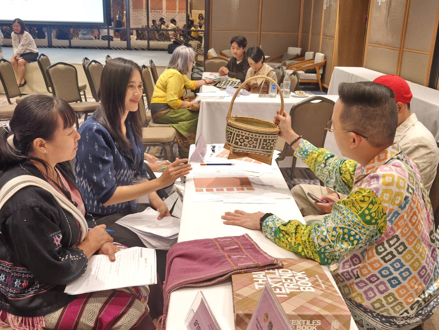 พช.ลำปาง ร่วมพิธีเปิด Coaching ผ้าลายพระราชทาน “ผ้าลายสิริราชพัสตราภรณ์” สู่ยอดศิลปิน OTOP ผ้าไทยภาคเหนือ จับมือถักทอความหวัง คุณค่า ชีวิตชีวาผ้าไทย