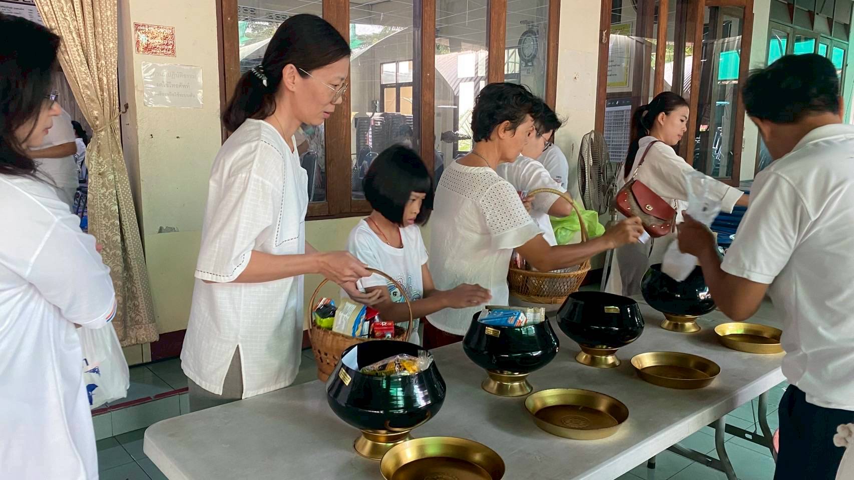 พช.ลำปาง ร่วมพิธีทำบุญตักบาตรส่งเสริมพระพุทธศาสนา เนื่องในเทศกาลวันวิสาขบูชา พุทธศักราช 2568 ณ วัดพระเจดีย์ซาวหลัง พระอารามหลวง