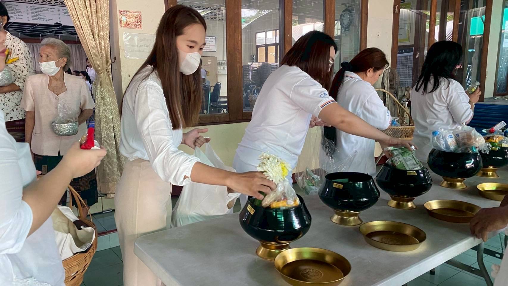 พช.ลำปาง ร่วมพิธีทำบุญตักบาตรส่งเสริมพระพุทธศาสนา เนื่องในเทศกาลวันวิสาขบูชา พุทธศักราช 2568 ณ วัดพระเจดีย์ซาวหลัง พระอารามหลวง