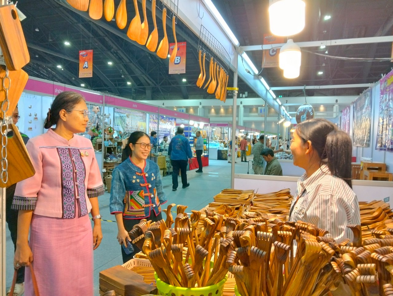 พช.ลำปาง ยกทัพสินค้า OTOP ร่วมงาน OTOP Midyear 2025 “OTOP ทันโลก ทันสมัย เศรษฐกิจไทยยั่งยืน “