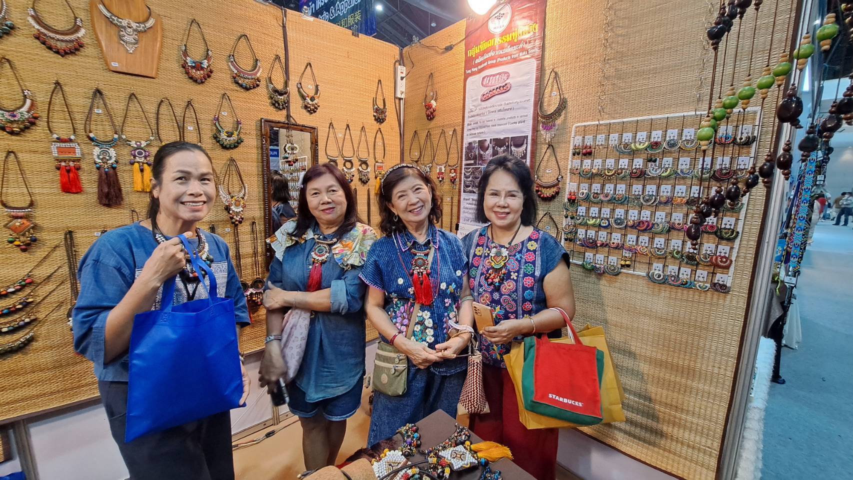 พช.ลำปาง ยกทัพสินค้า OTOP ร่วมงาน OTOP Midyear 2025 “OTOP ทันโลก ทันสมัย เศรษฐกิจไทยยั่งยืน “