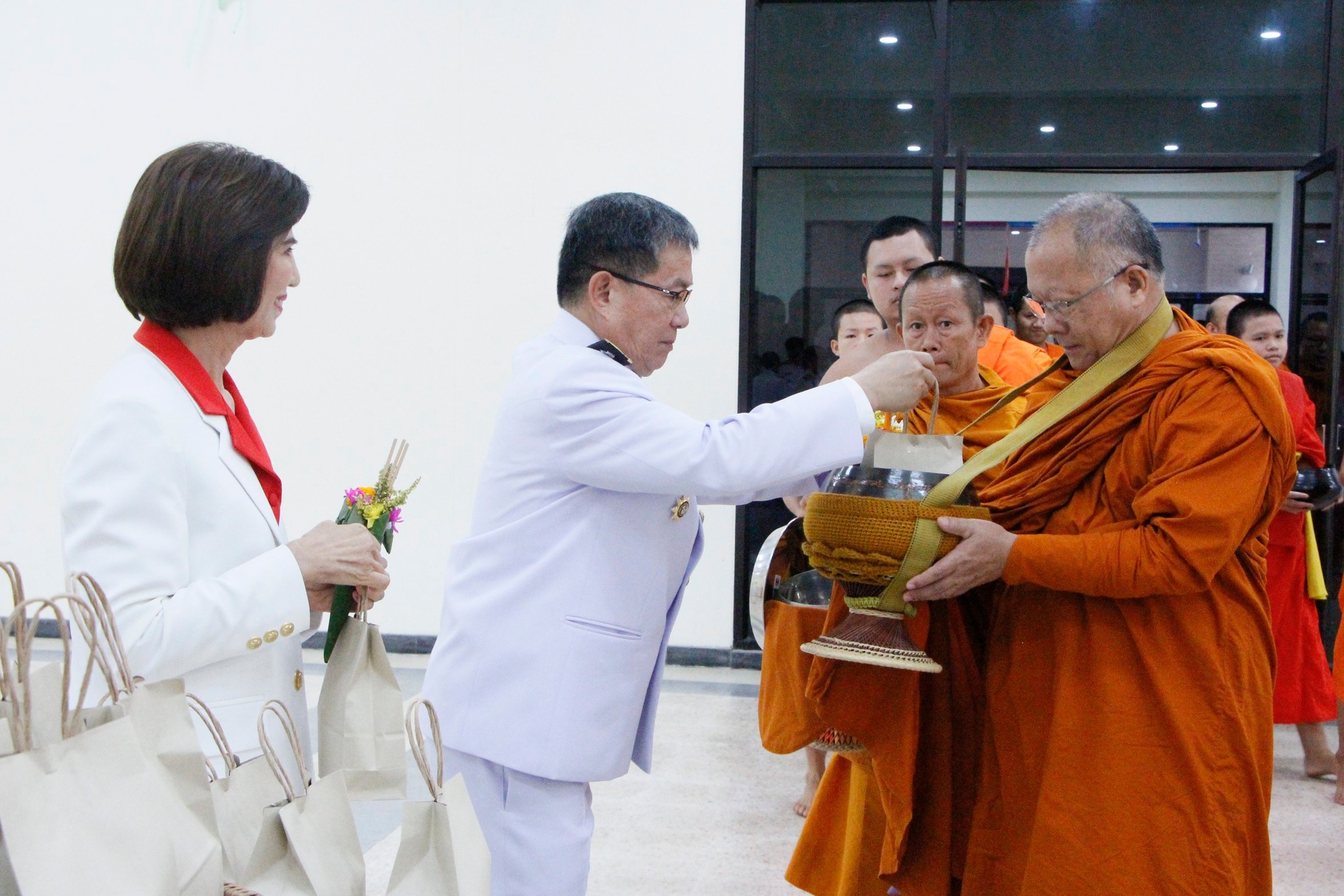 พช.ลำปาง ร่วมพิธีทำบุญตักบาตร และเจริญพระพุทธมนต์ถวายพระราชกุศล เนื่องในโอกาสวันเฉลิมพระชนมพรรษา สมเด็จพระนางเจ้าฯ พระบรมราชินี
