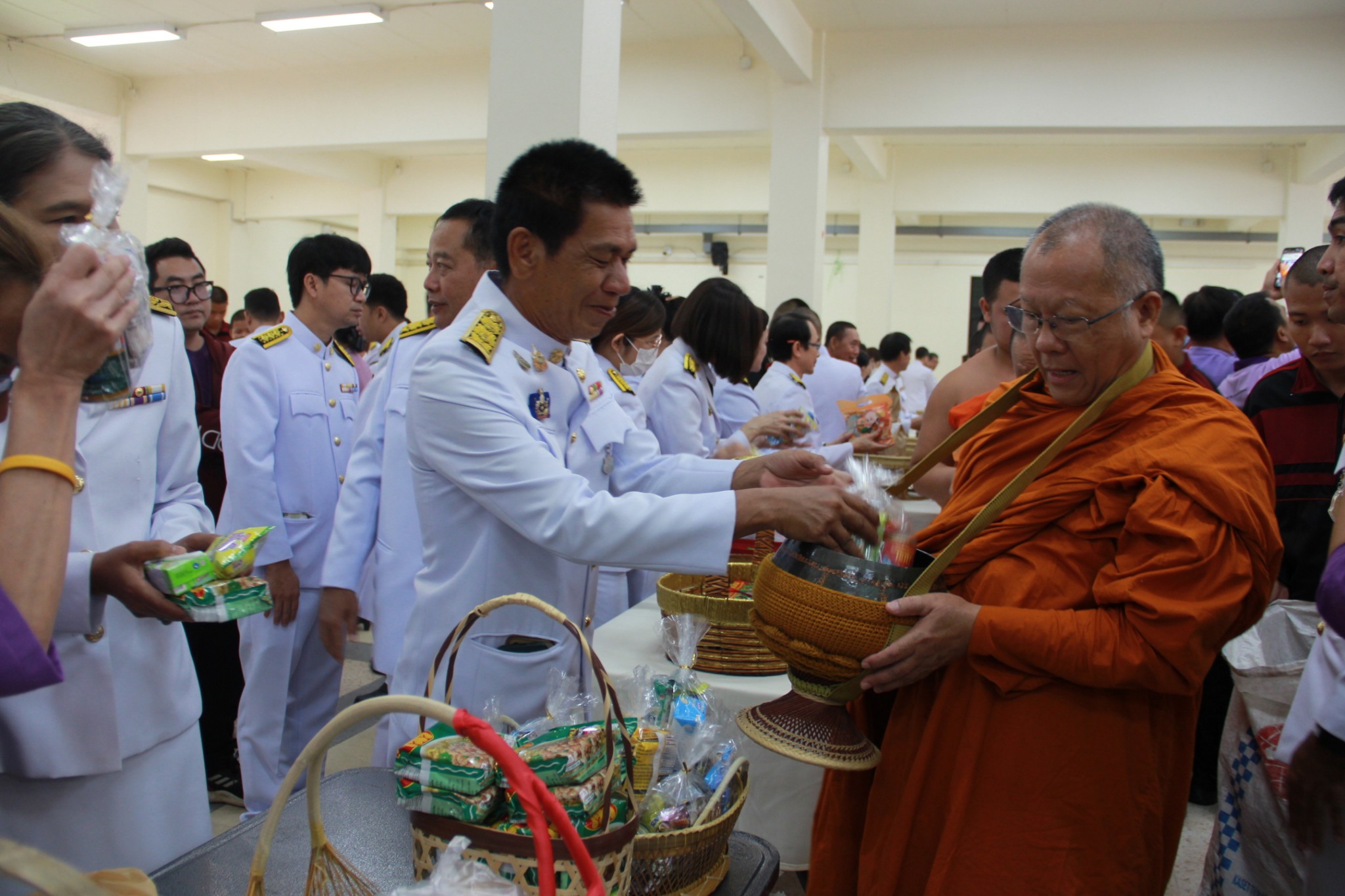 พช.ลำปาง ร่วมพิธีทำบุญตักบาตร และเจริญพระพุทธมนต์ถวายพระราชกุศล เนื่องในโอกาสวันเฉลิมพระชนมพรรษา สมเด็จพระนางเจ้าฯ พระบรมราชินี