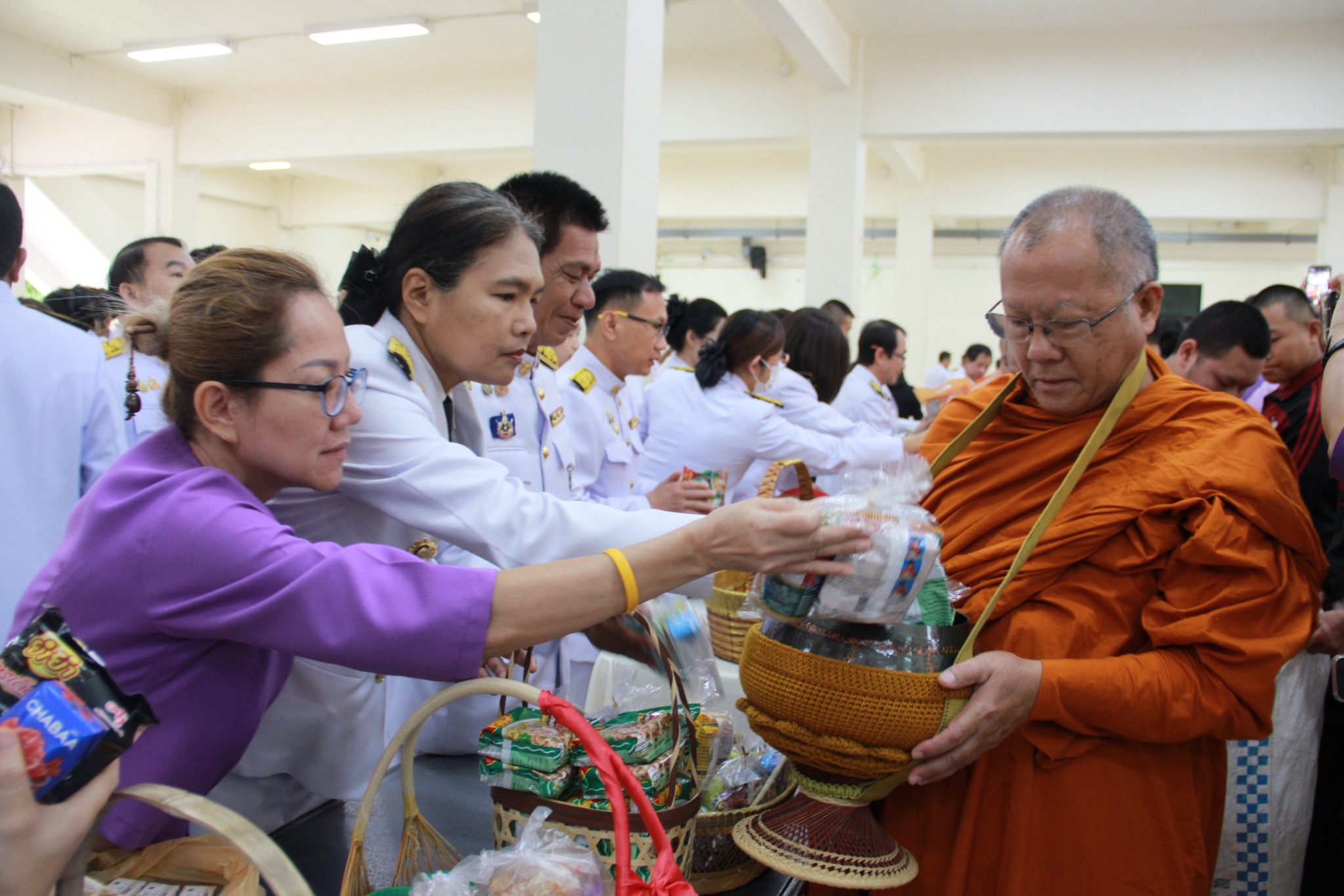 พช.ลำปาง ร่วมพิธีทำบุญตักบาตร และเจริญพระพุทธมนต์ถวายพระราชกุศล เนื่องในโอกาสวันเฉลิมพระชนมพรรษา สมเด็จพระนางเจ้าฯ พระบรมราชินี