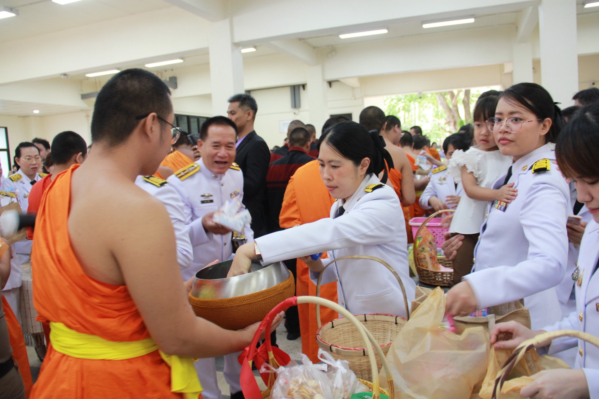 พช.ลำปาง ร่วมพิธีทำบุญตักบาตร และเจริญพระพุทธมนต์ถวายพระราชกุศล เนื่องในโอกาสวันเฉลิมพระชนมพรรษา สมเด็จพระนางเจ้าฯ พระบรมราชินี