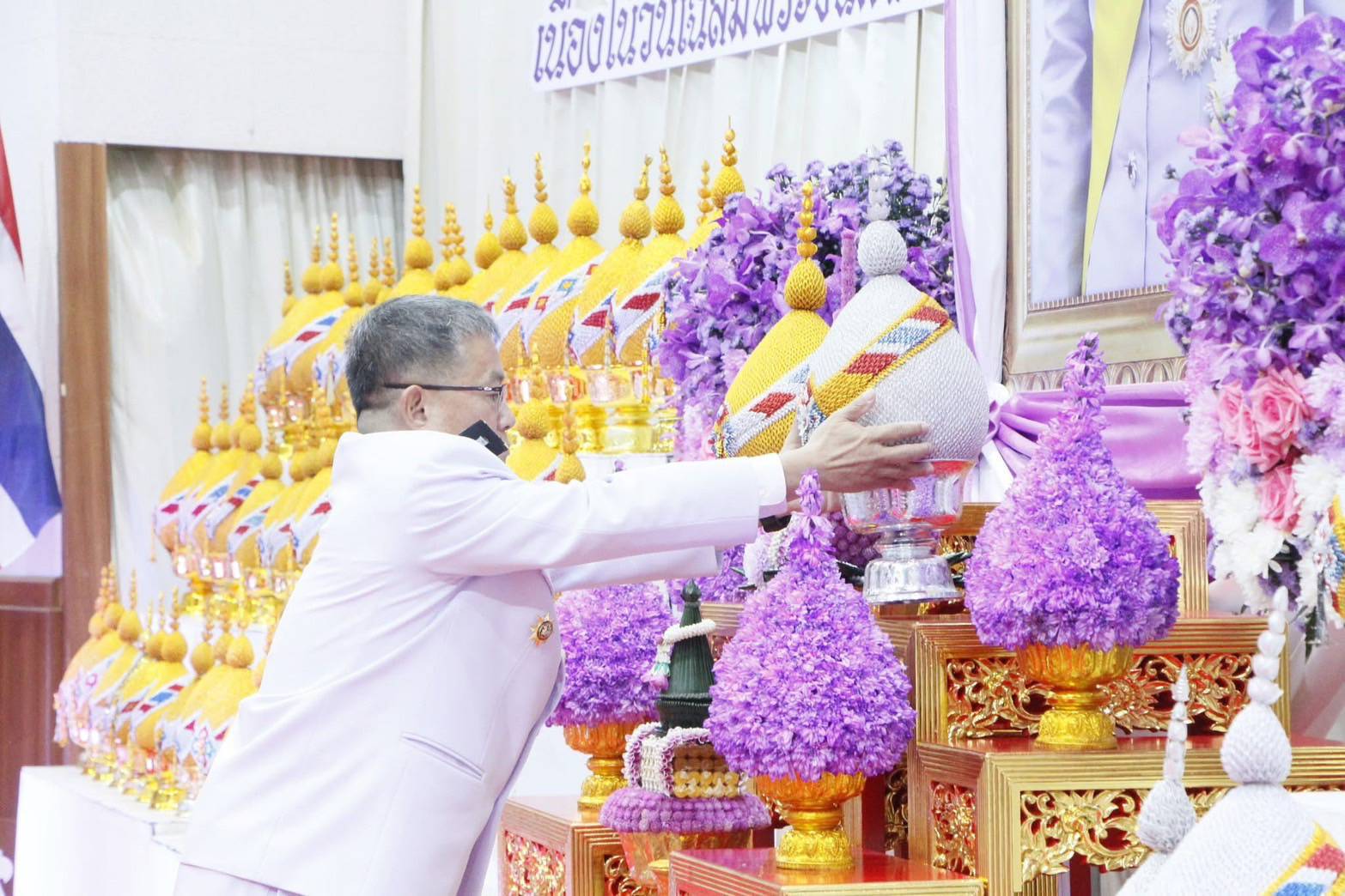 พช.ลำปาง เข้าร่วมพิธีถวายเครื่องราชสักการะและจุดเทียนถวายพระพรชัยมงคล เฉลิมพระเกียรติสมเด็จพระนางเจ้าฯ พระบรมราชินี เนื่องในโอกาสวันเฉลิมพระชนมพรรษา 3 มิถุนายน 2568