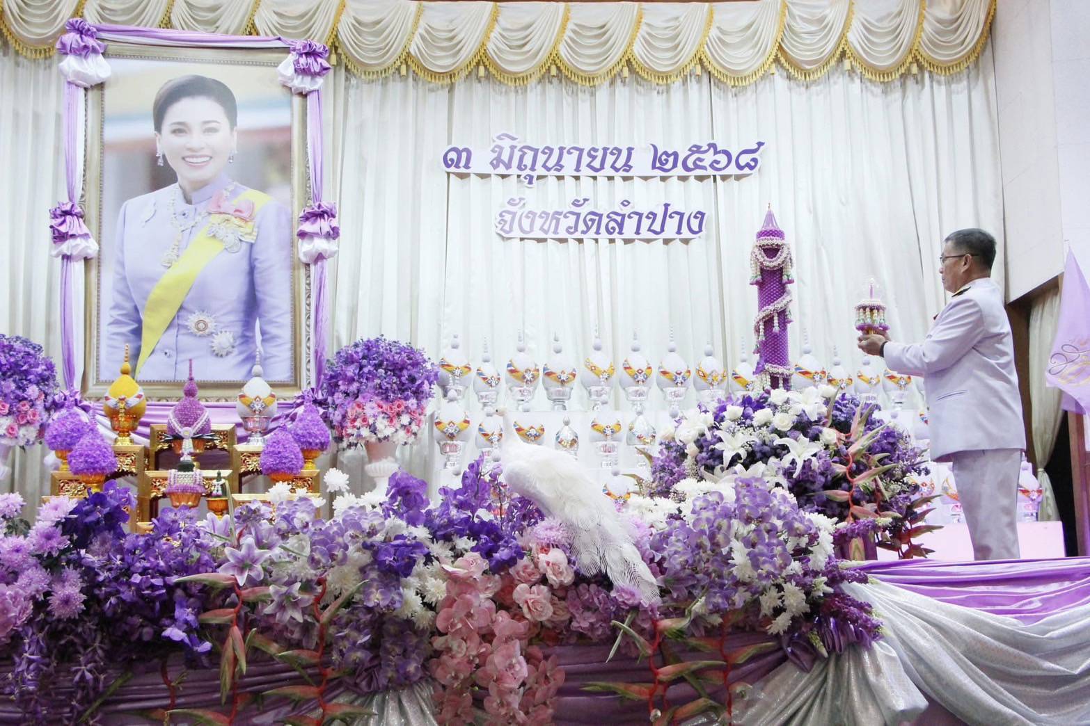พช.ลำปาง เข้าร่วมพิธีถวายเครื่องราชสักการะและจุดเทียนถวายพระพรชัยมงคล เฉลิมพระเกียรติสมเด็จพระนางเจ้าฯ พระบรมราชินี เนื่องในโอกาสวันเฉลิมพระชนมพรรษา 3 มิถุนายน 2568