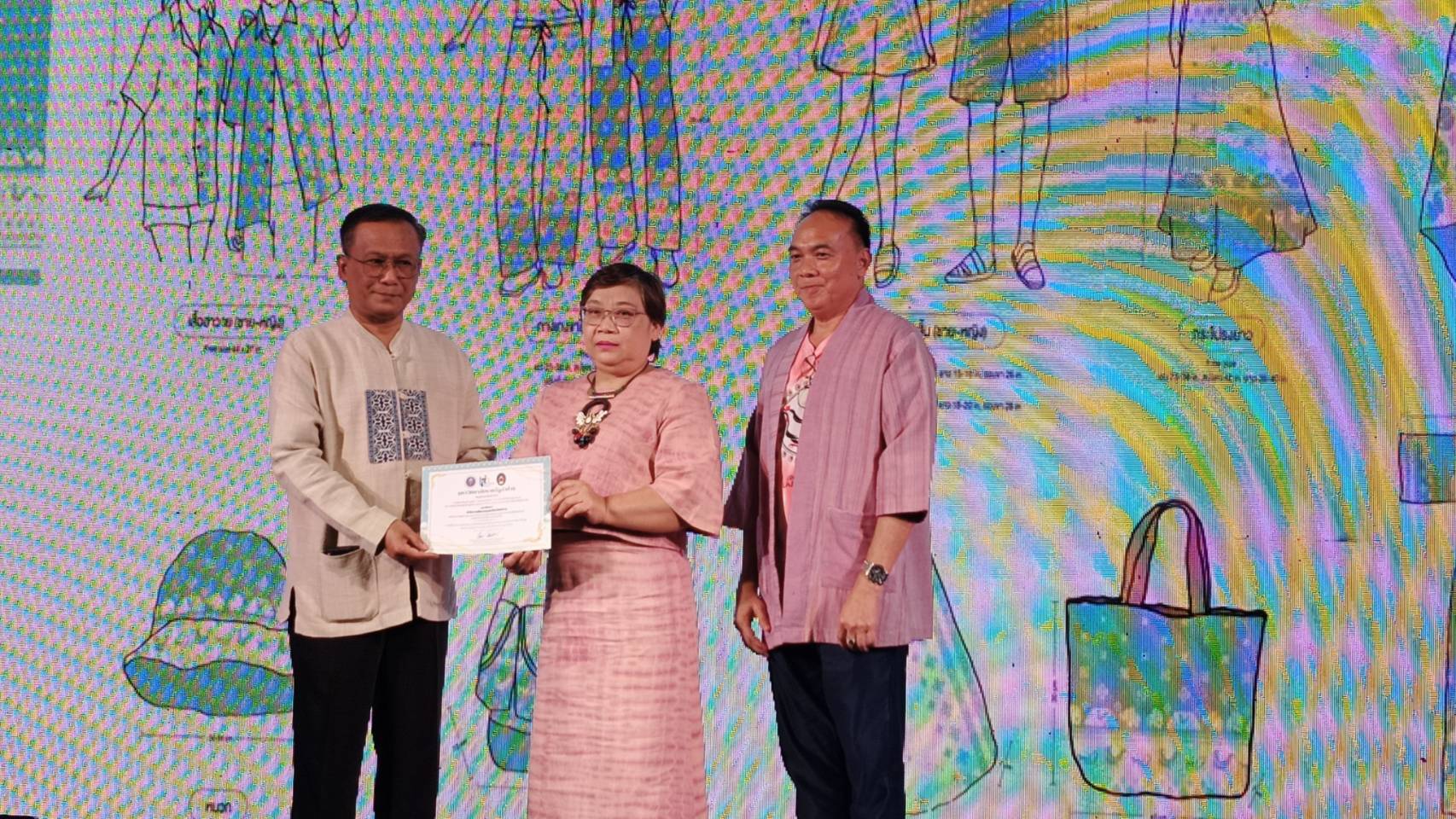 พช.ลำปาง ร่วมพิธีเปิดงาน “มหกรรมรวมพลังราชภัฏ” ส่งเสริมผลิตภัณฑ์ชุมชน ยกระดับท้องถิ่นสู่ความยั่งยืน