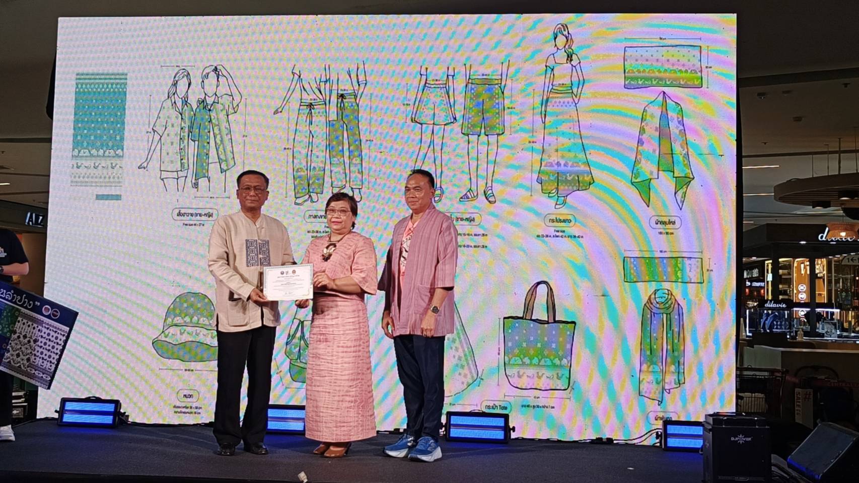 พช.ลำปาง ร่วมพิธีเปิดงาน “มหกรรมรวมพลังราชภัฏ” ส่งเสริมผลิตภัณฑ์ชุมชน ยกระดับท้องถิ่นสู่ความยั่งยืน