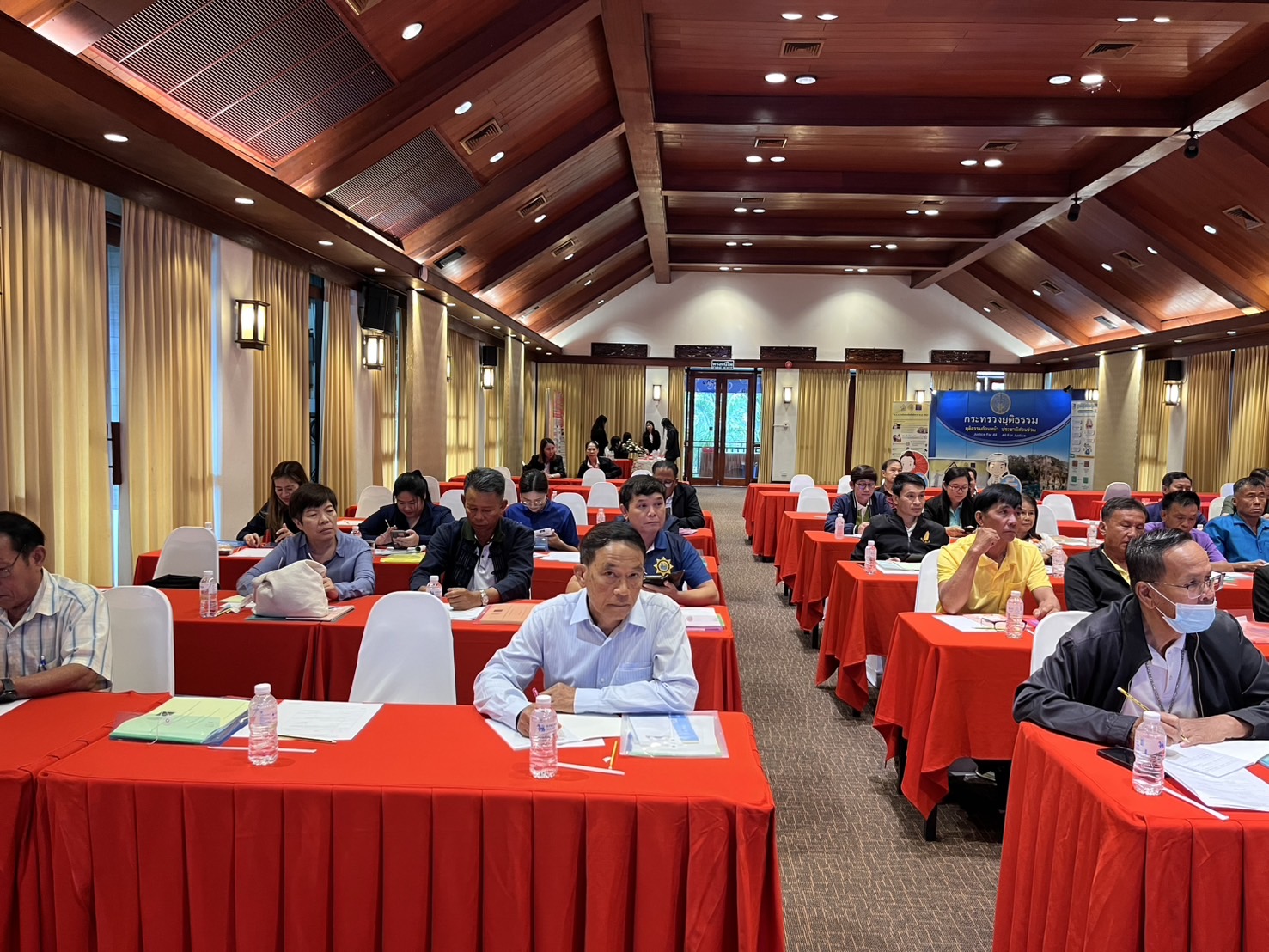 พช.ลำปาง : ร่วมพิธีเปิดประชุมเชิงปฏิบัติการกำหนดแนวทางการบูรณาการไกล่เกลี่ยข้อพิพาทภาคประชาชนกับองค์กรปกครองส่วนท้องถิ่นจังหวัดลำปาง