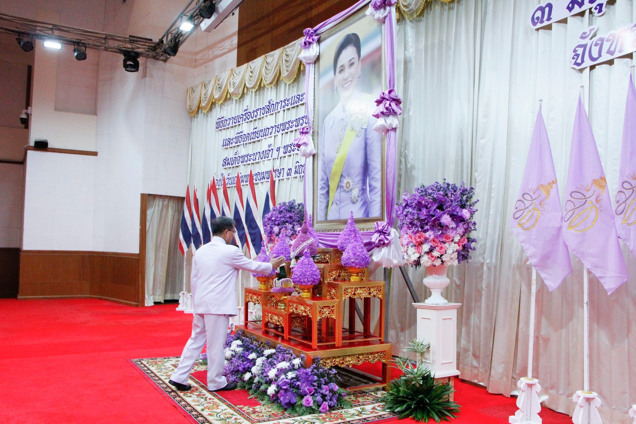 พช.ลำปาง ร่วมพิธีทำบุญตักบาตร และเจริญพระพุทธมนต์ถวายพระราชกุศล เนื่องในโอกาสวันเฉลิมพระชนมพรรษา สมเด็จพระนางเจ้าฯ พระบรมราชินี