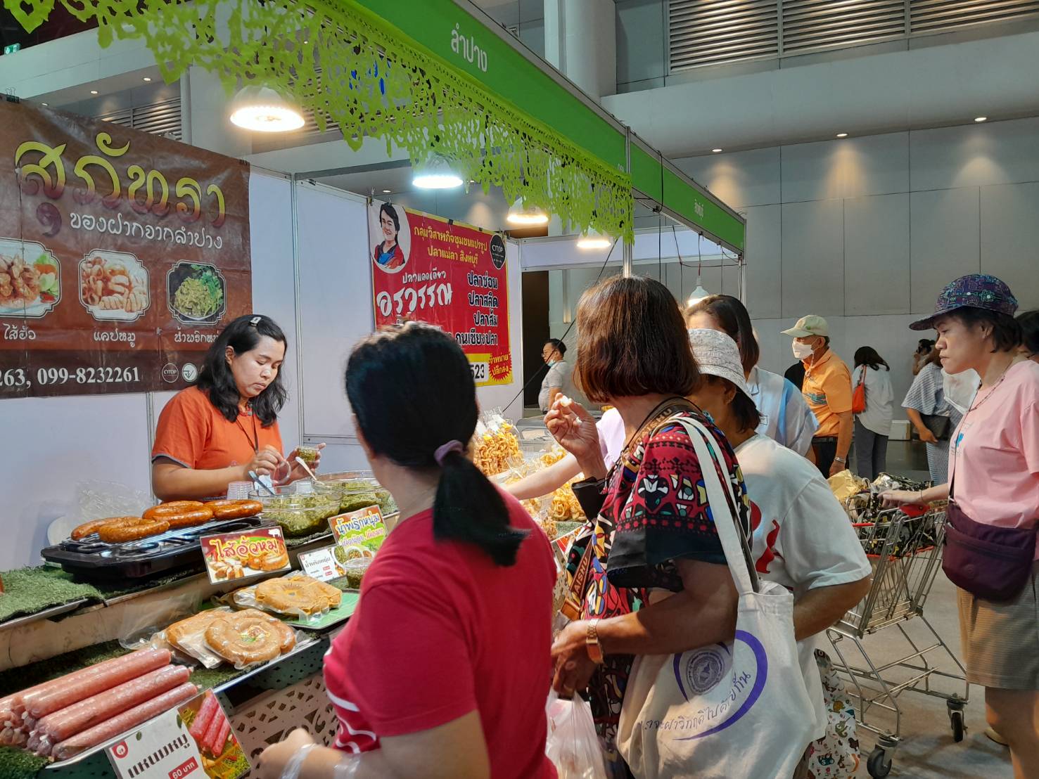 พช.ลำปาง ยกทัพสินค้า OTOP ร่วมงาน OTOP Midyear 2025 “OTOP ทันโลก ทันสมัย เศรษฐกิจไทยยั่งยืน” สรุปยอดจำหน่ายสินค้าโอทอปลำปาง 9 วัน ยอดรวมมากกว่า  10 ล้านบาท