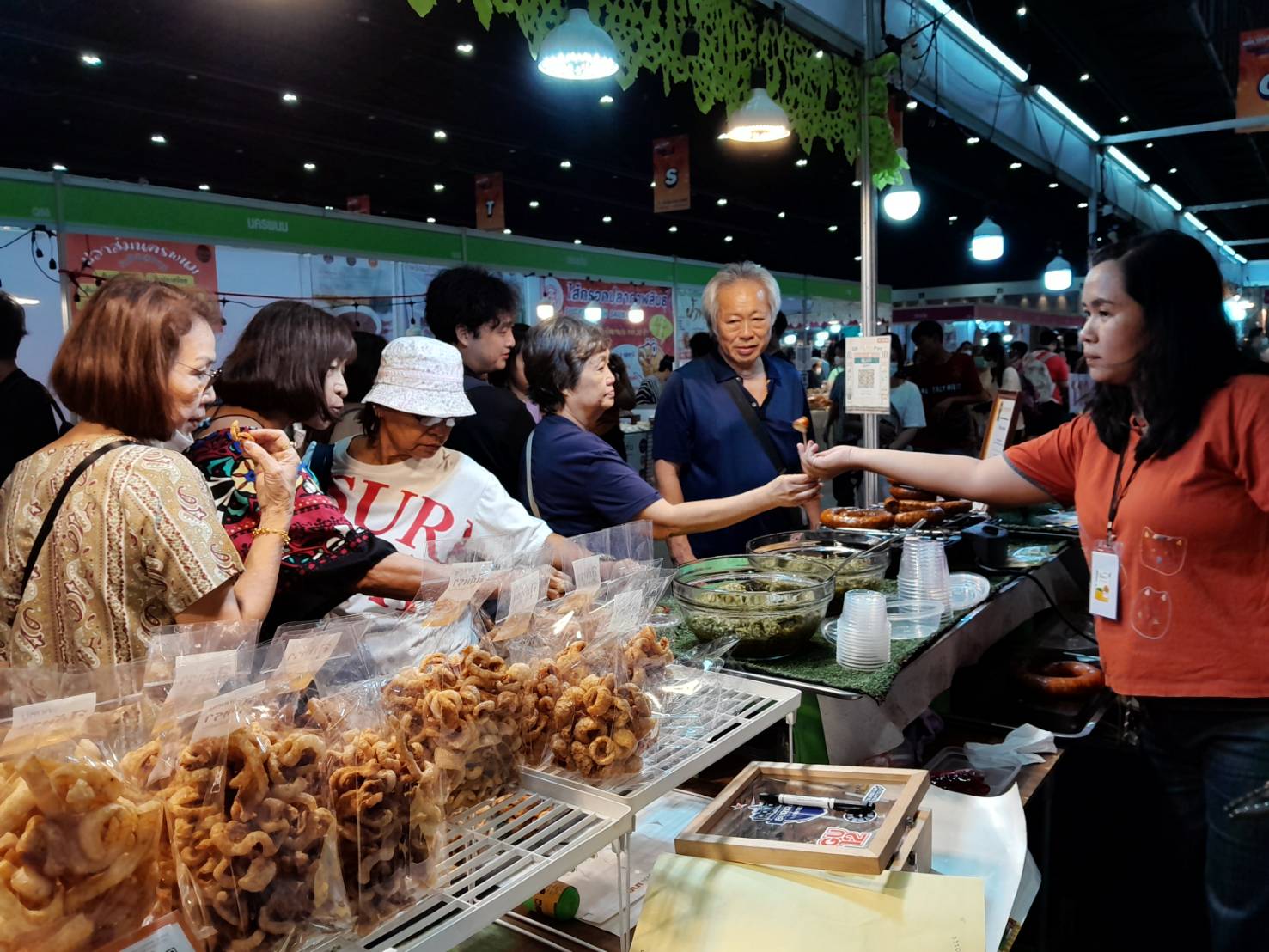 พช.ลำปาง ยกทัพสินค้า OTOP ร่วมงาน OTOP Midyear 2025 “OTOP ทันโลก ทันสมัย เศรษฐกิจไทยยั่งยืน” สรุปยอดจำหน่ายสินค้าโอทอปลำปาง 9 วัน ยอดรวมมากกว่า  10 ล้านบาท