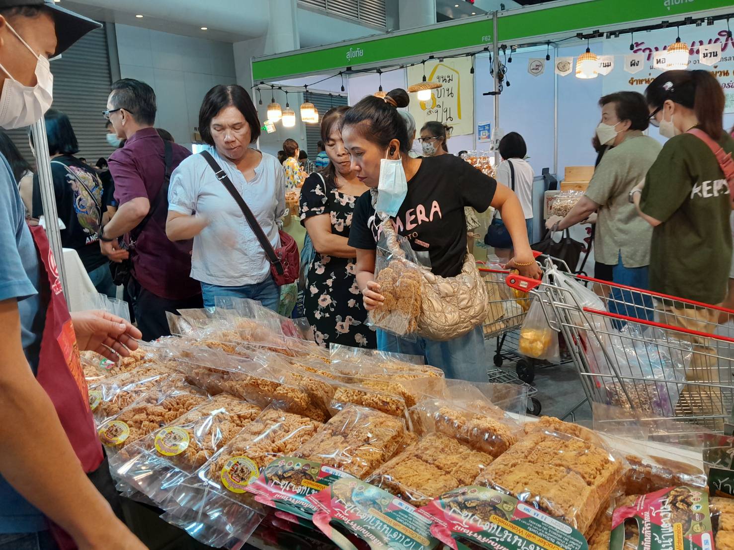 พช.ลำปาง ยกทัพสินค้า OTOP ร่วมงาน OTOP Midyear 2025 “OTOP ทันโลก ทันสมัย เศรษฐกิจไทยยั่งยืน” สรุปยอดจำหน่ายสินค้าโอทอปลำปาง 9 วัน ยอดรวมมากกว่า  10 ล้านบาท