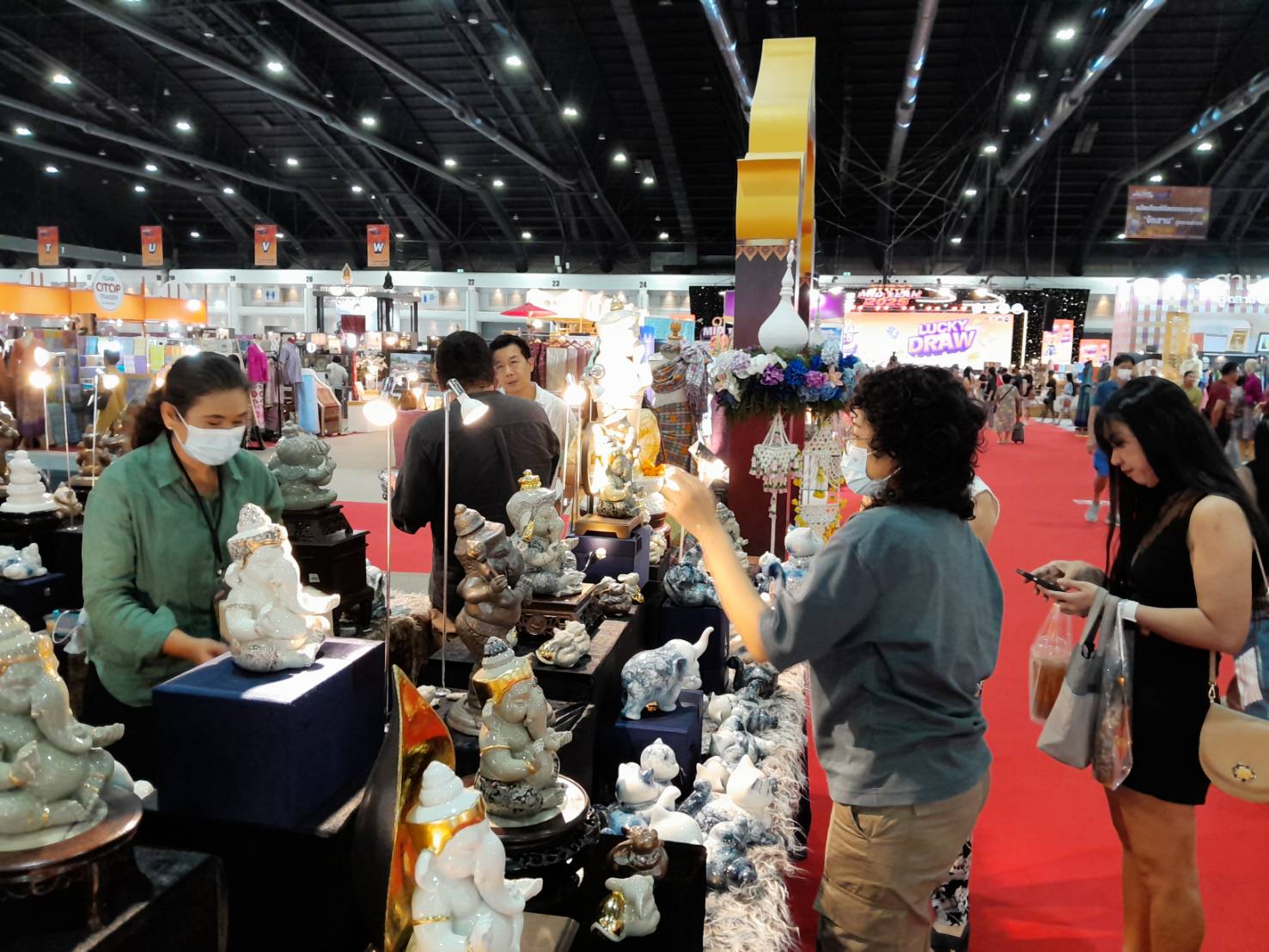 พช.ลำปาง ยกทัพสินค้า OTOP ร่วมงาน OTOP Midyear 2025 “OTOP ทันโลก ทันสมัย เศรษฐกิจไทยยั่งยืน” สรุปยอดจำหน่ายสินค้าโอทอปลำปาง 9 วัน ยอดรวมมากกว่า  10 ล้านบาท