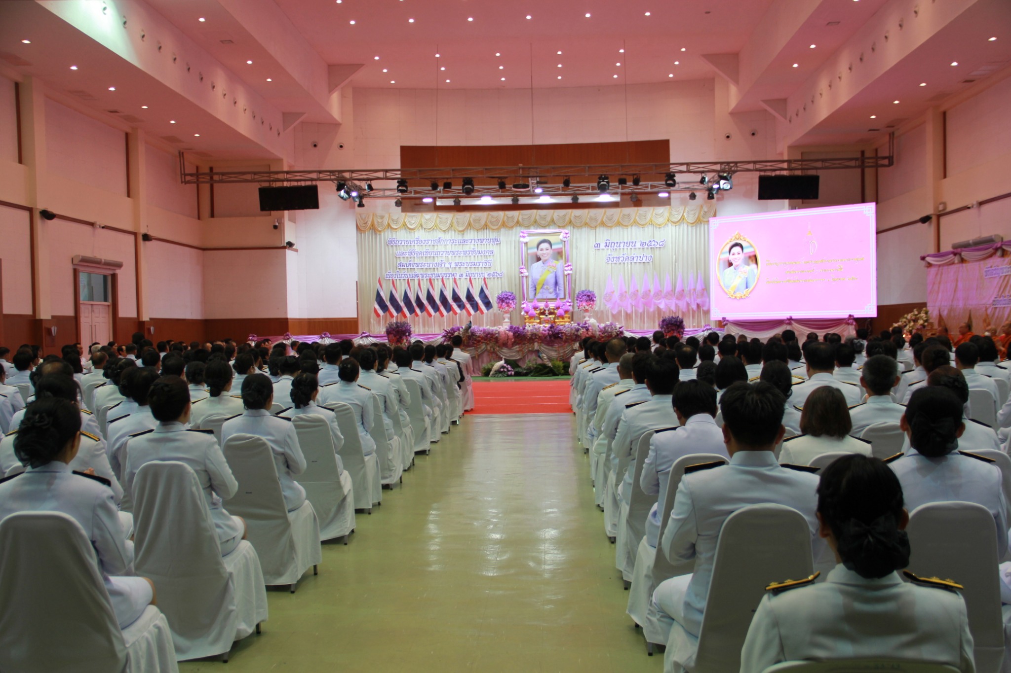พช.ลำปาง ร่วมพิธีทำบุญตักบาตร และเจริญพระพุทธมนต์ถวายพระราชกุศล เนื่องในโอกาสวันเฉลิมพระชนมพรรษา สมเด็จพระนางเจ้าฯ พระบรมราชินี
