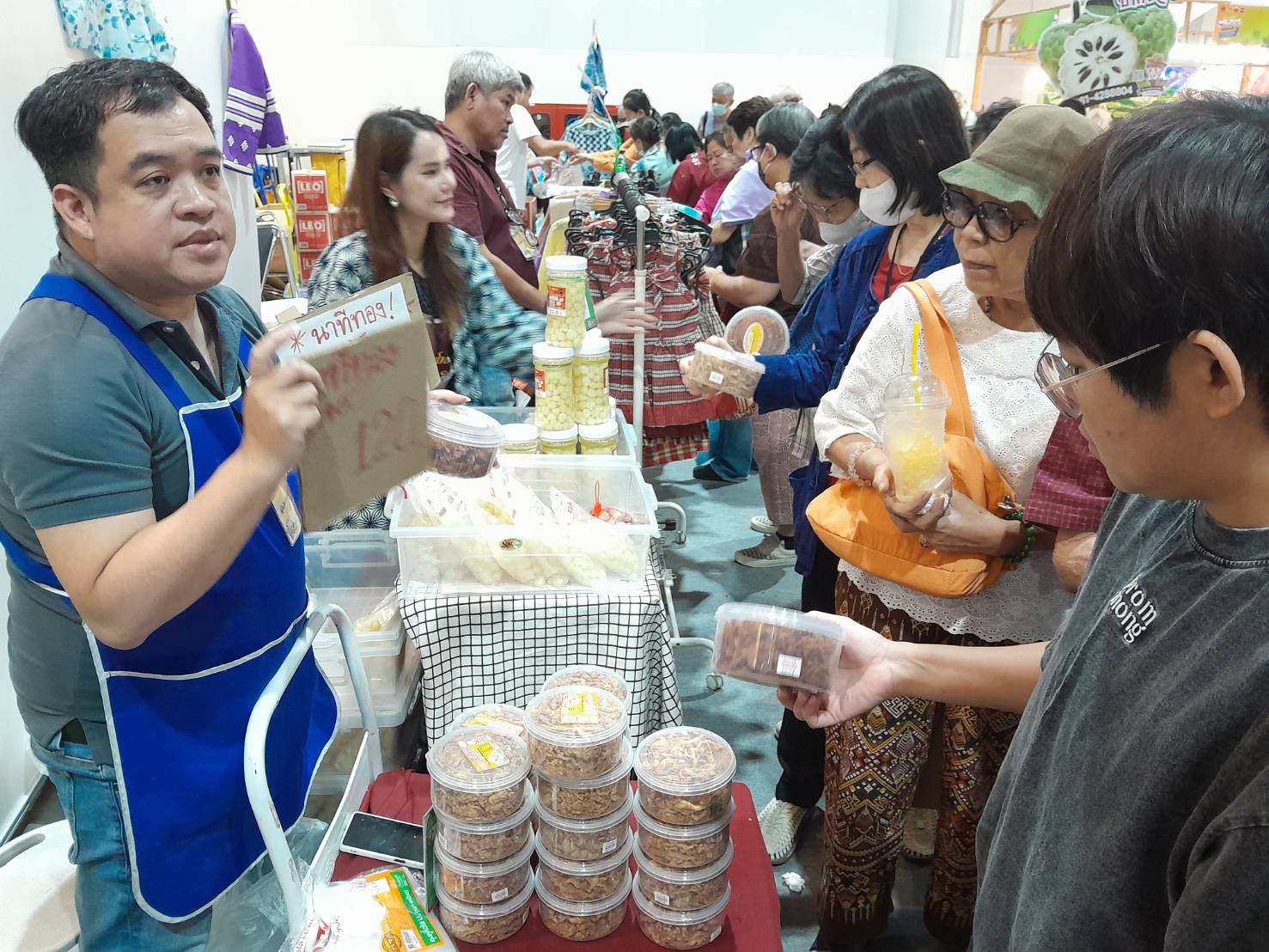 พช.ลำปาง ยกทัพสินค้า OTOP ร่วมงาน OTOP Midyear 2025 “OTOP ทันโลก ทันสมัย เศรษฐกิจไทยยั่งยืน” สรุปยอดจำหน่ายสินค้าโอทอปลำปาง 9 วัน ยอดรวมมากกว่า  10 ล้านบาท