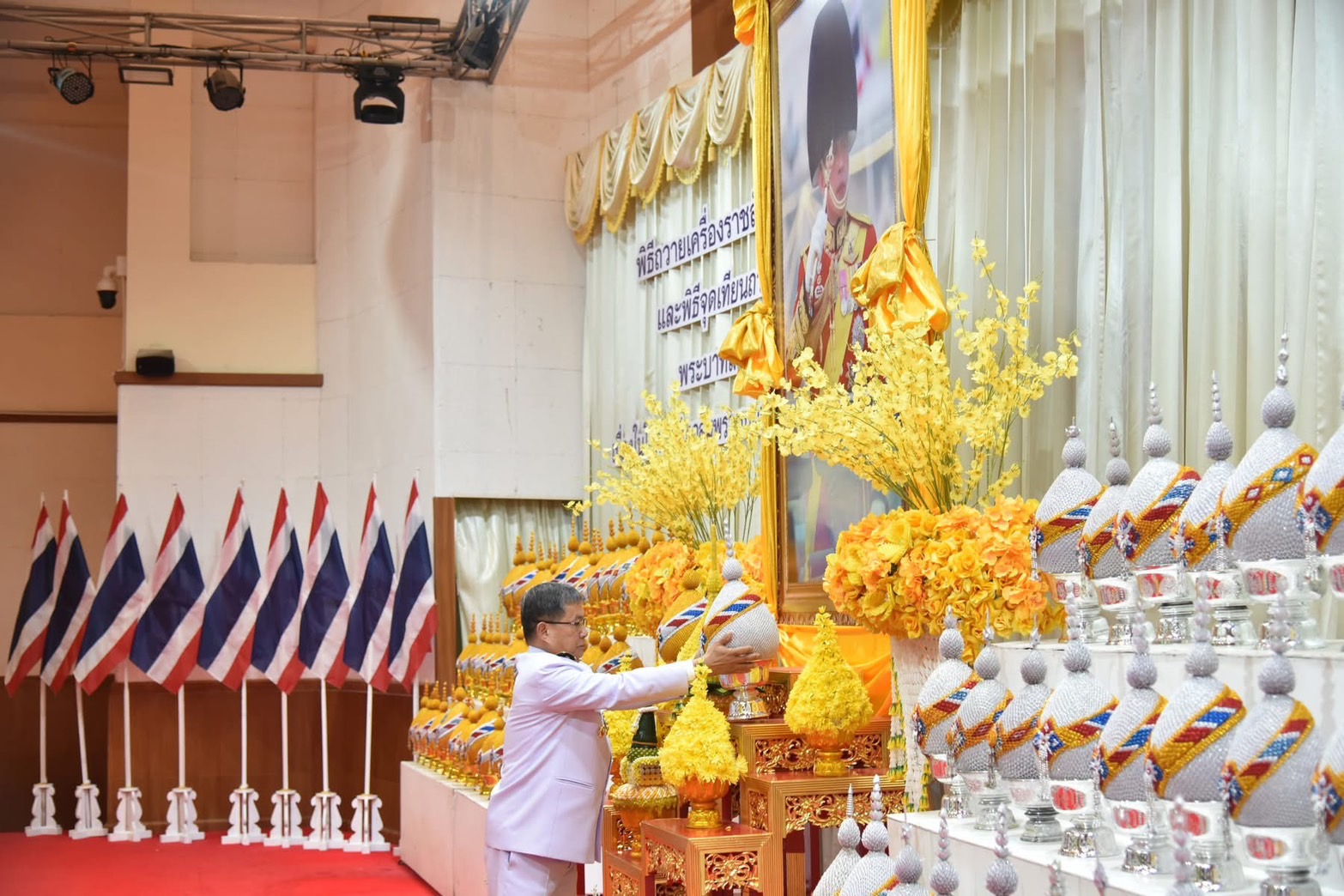 พช.ลำปาง ร่วมประกอบพิธีถวายเครื่องราชสักการะถวายราชสดุดีเฉลิมพระเกียรติ และจุดเทียนชัยถวายพระพรชัยมงคล พระบาทสมเด็จพระเจ้าอยู่หัว เนื่องในโอกาสวันเฉลิมพระชนมพรรษา 28 กรกฎาคม 2568
