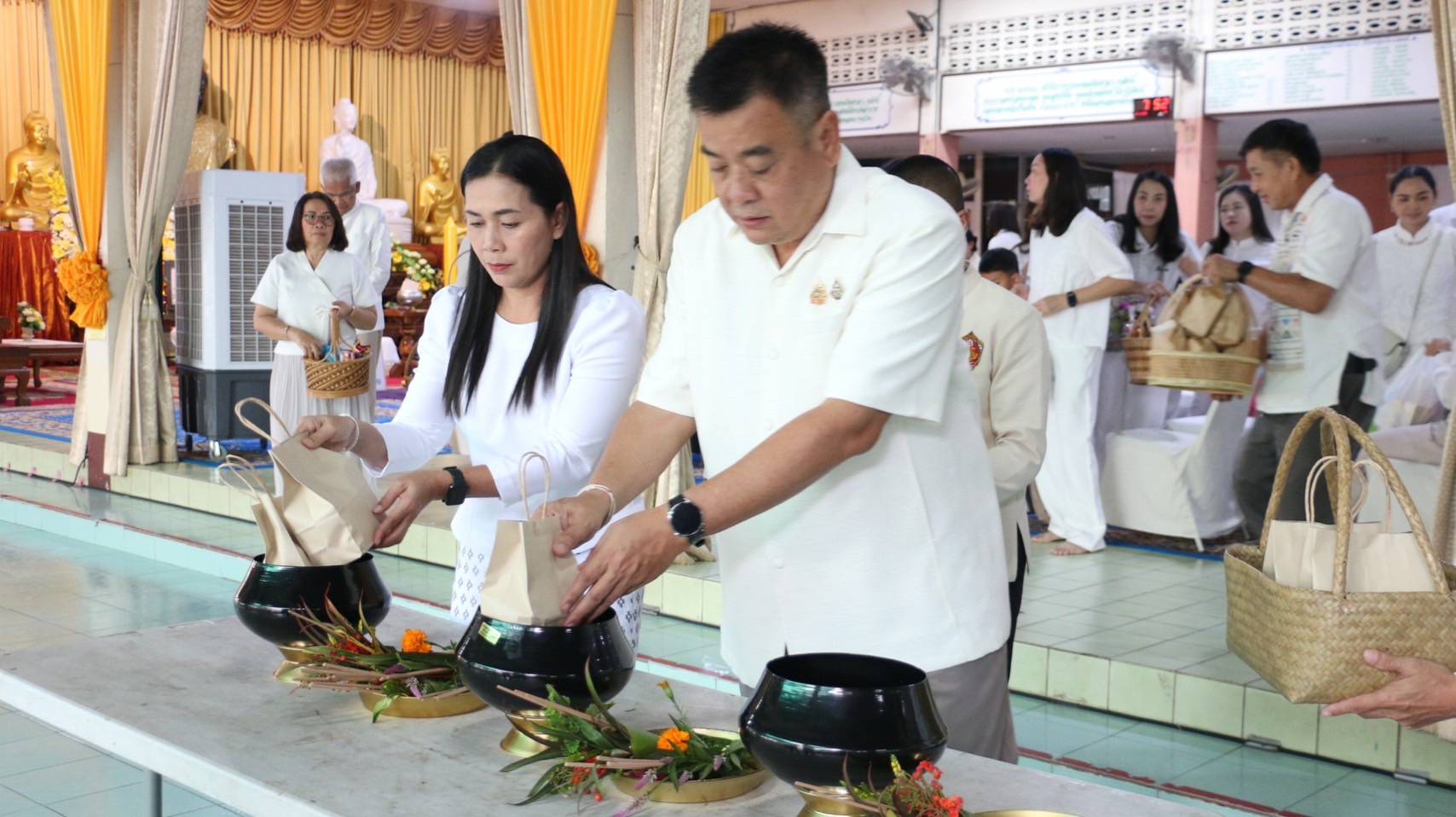 พช.ลำปาง ร่วมพิธีทำบุญตักบาตร และถวายเทียนพรรษา เนื่องในเทศกาลอาสาฬหบูชาและเข้าพรรษา