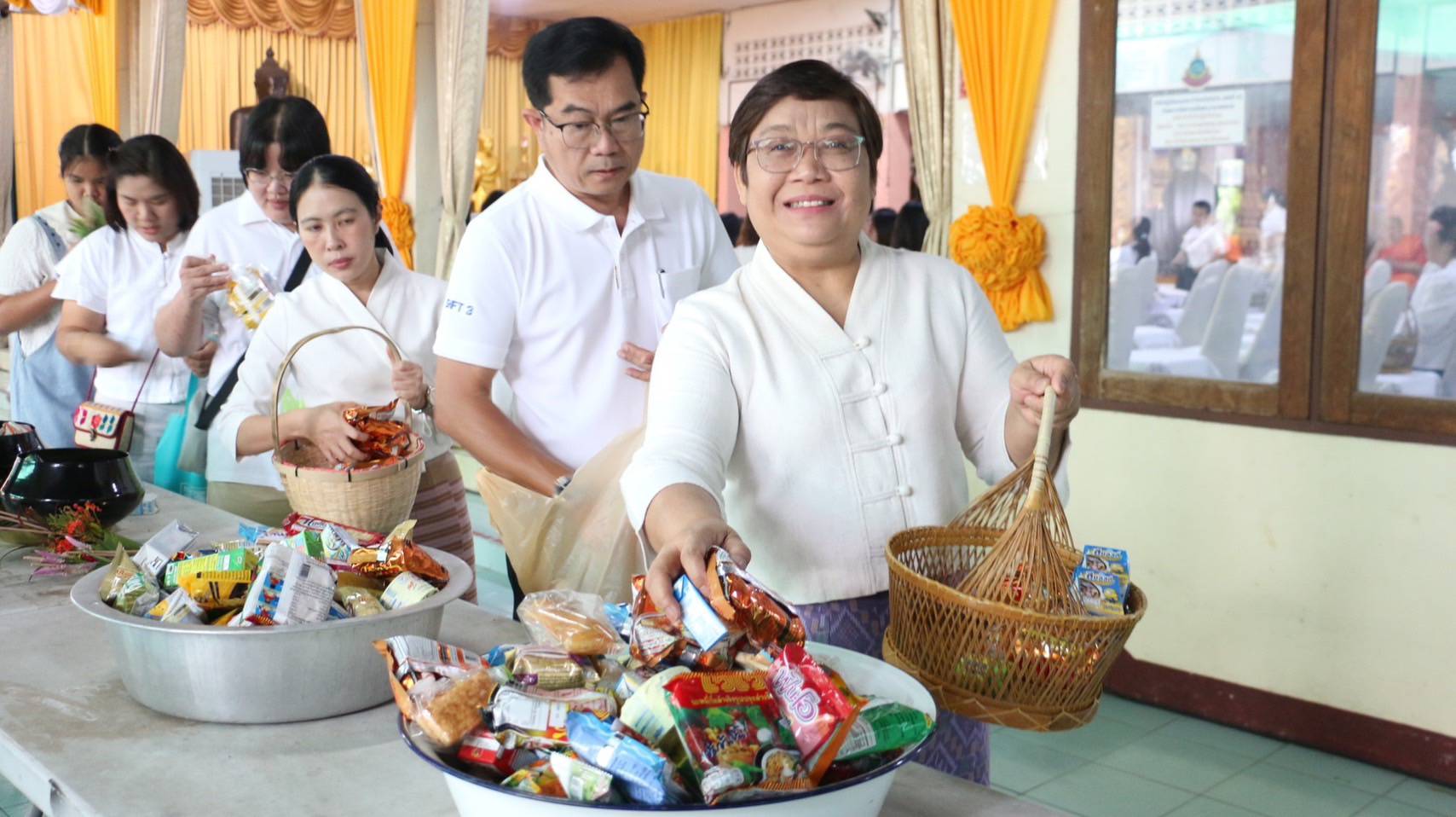 พช.ลำปาง ร่วมพิธีทำบุญตักบาตร และถวายเทียนพรรษา เนื่องในเทศกาลอาสาฬหบูชาและเข้าพรรษา