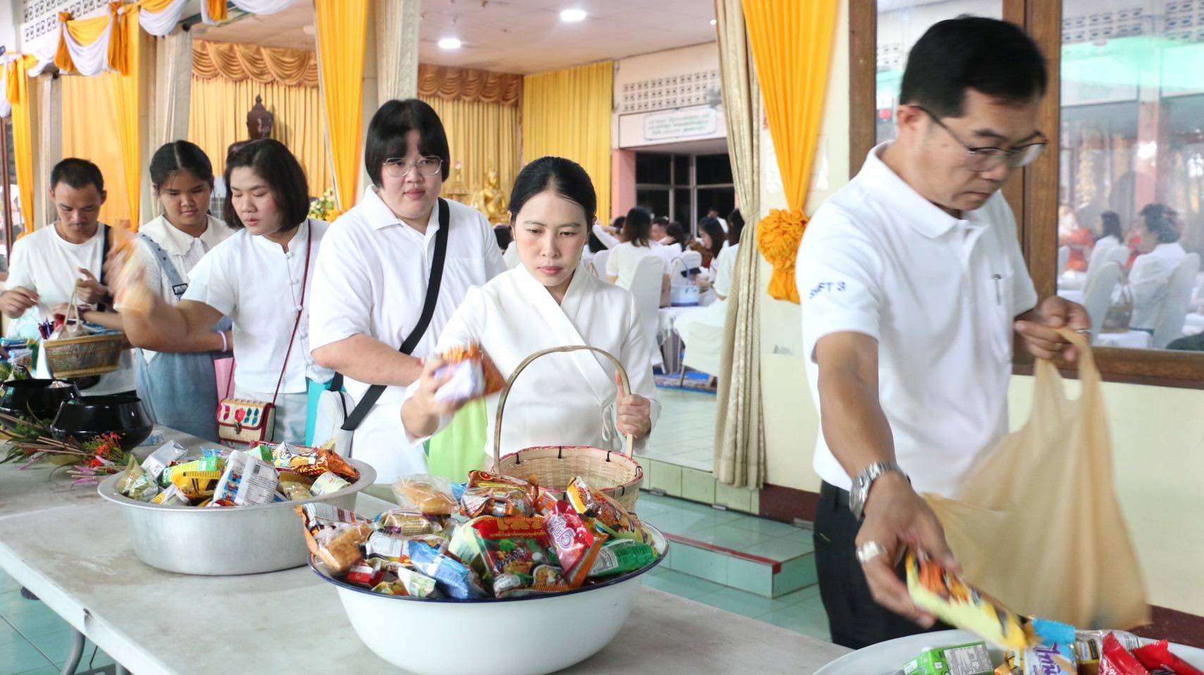 พช.ลำปาง ร่วมพิธีทำบุญตักบาตร และถวายเทียนพรรษา เนื่องในเทศกาลอาสาฬหบูชาและเข้าพรรษา