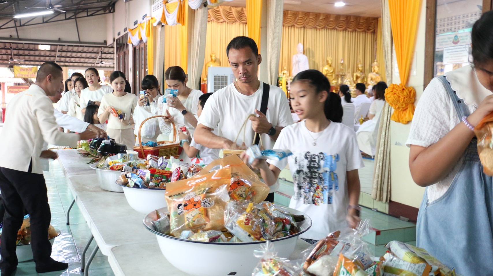 พช.ลำปาง ร่วมพิธีทำบุญตักบาตร และถวายเทียนพรรษา เนื่องในเทศกาลอาสาฬหบูชาและเข้าพรรษา