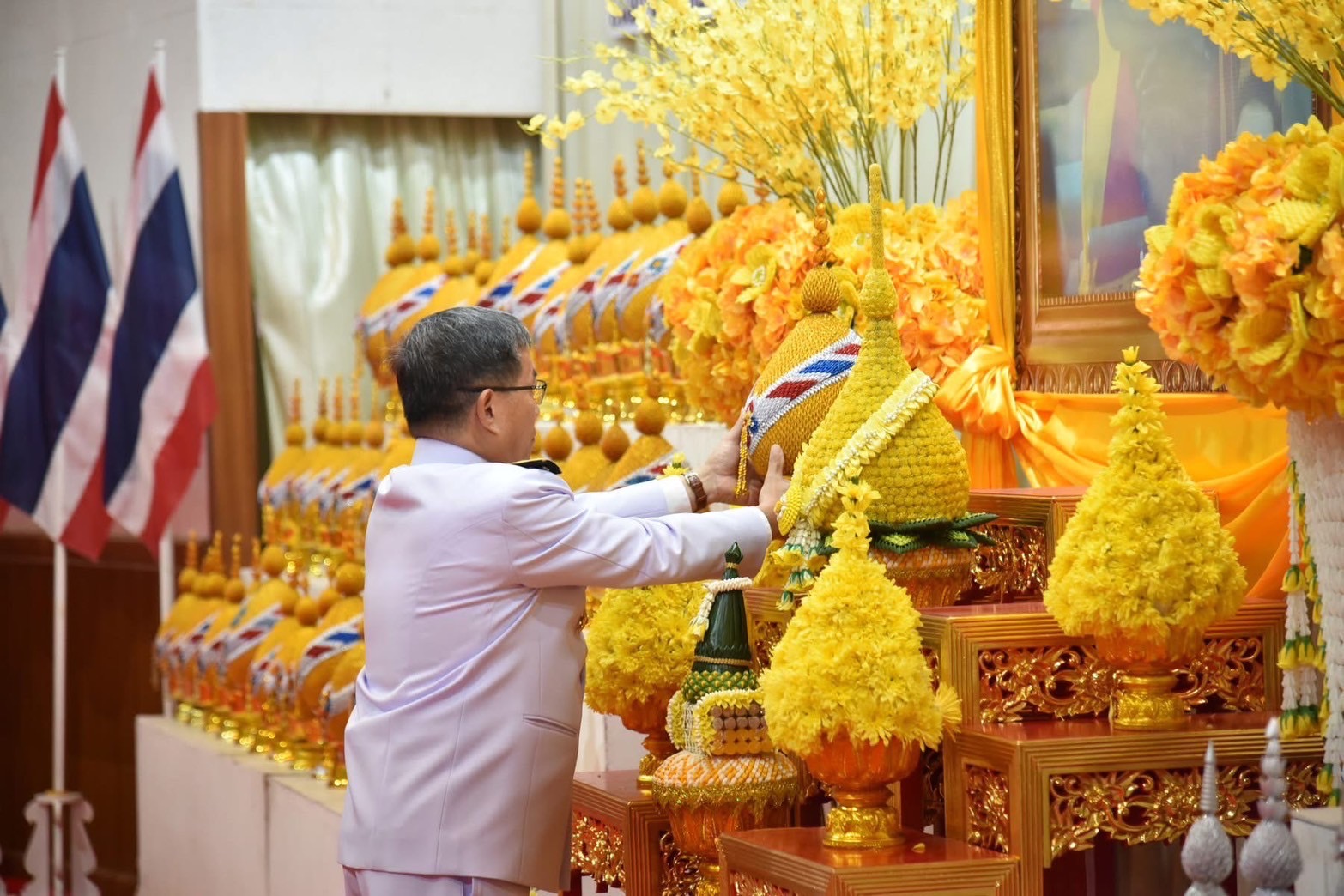 พช.ลำปาง ร่วมประกอบพิธีถวายเครื่องราชสักการะถวายราชสดุดีเฉลิมพระเกียรติ และจุดเทียนชัยถวายพระพรชัยมงคล พระบาทสมเด็จพระเจ้าอยู่หัว เนื่องในโอกาสวันเฉลิมพระชนมพรรษา 28 กรกฎาคม 2568