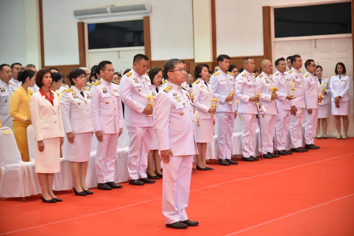 พช.ลำปาง ร่วมประกอบพิธีถวายเครื่องราชสักการะถวายราชสดุดีเฉลิมพระเกียรติ และจุดเทียนชัยถวายพระพรชัยมงคล พระบาทสมเด็จพระเจ้าอยู่หัว เนื่องในโอกาสวันเฉลิมพระชนมพรรษา 28 กรกฎาคม 2568