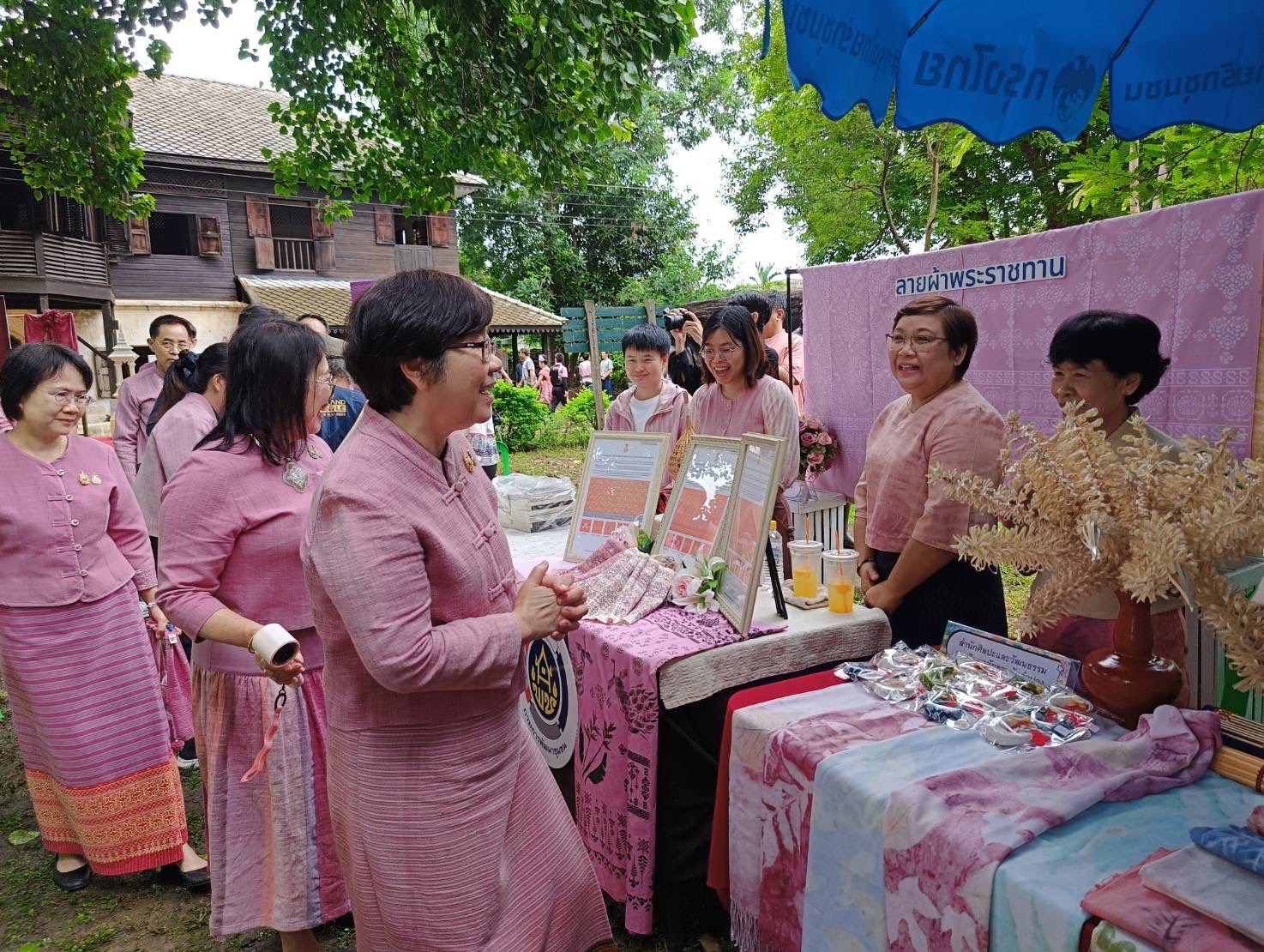 พช.ลำปาง ร่วมจัดแสดงบูธนิทรรศการลายผ้าพระราชทาน ในงาน “ครั่งครั้งใหม่ ย้อมศิลป์ เติมสี เติมชีวิต”