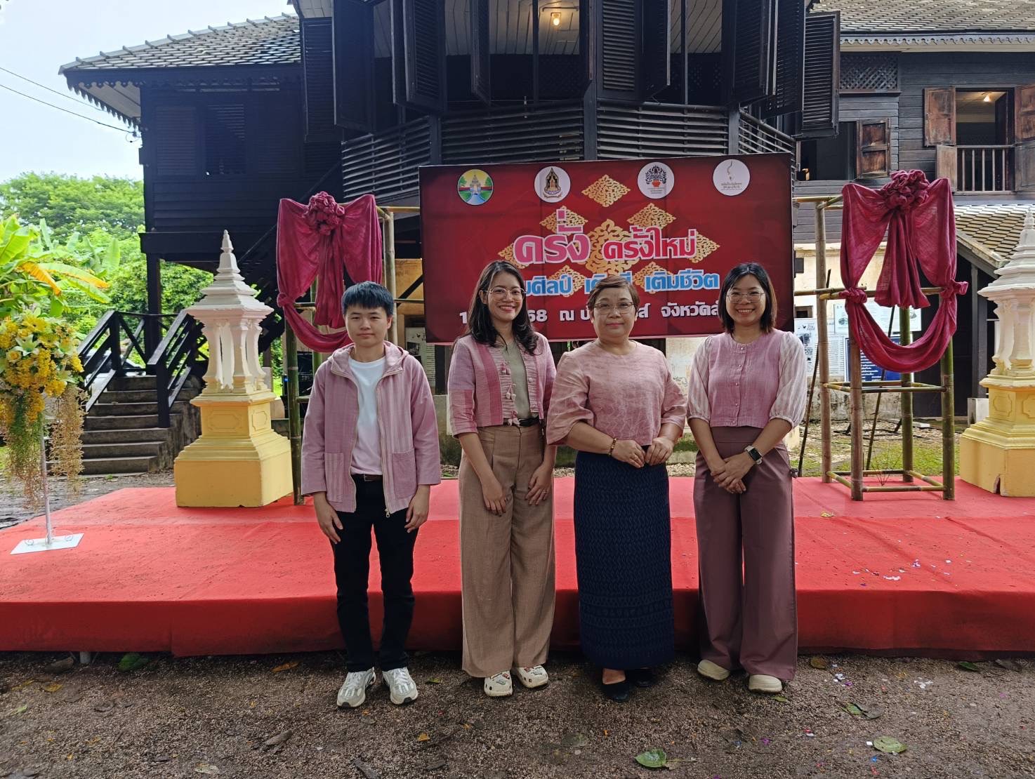 พช.ลำปาง ร่วมจัดแสดงบูธนิทรรศการลายผ้าพระราชทาน ในงาน “ครั่งครั้งใหม่ ย้อมศิลป์ เติมสี เติมชีวิต”