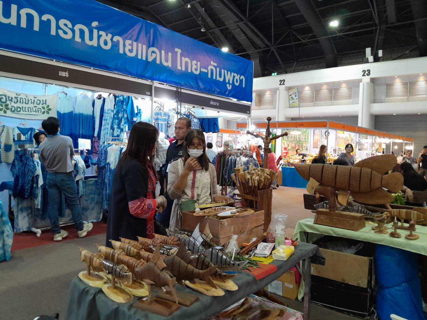 พช.ลำปาง ร่วมจัดแสดงและจำหน่ายผลิตภัณฑ์ในงาน OTOP ศิลปาชีพ ประทีปไทย OTOP หลอมดวงใจด้วยพระบารมี “FROM HAND TO HEART จากมือคนไทย สู่หัวใจคนทั้งโลก”