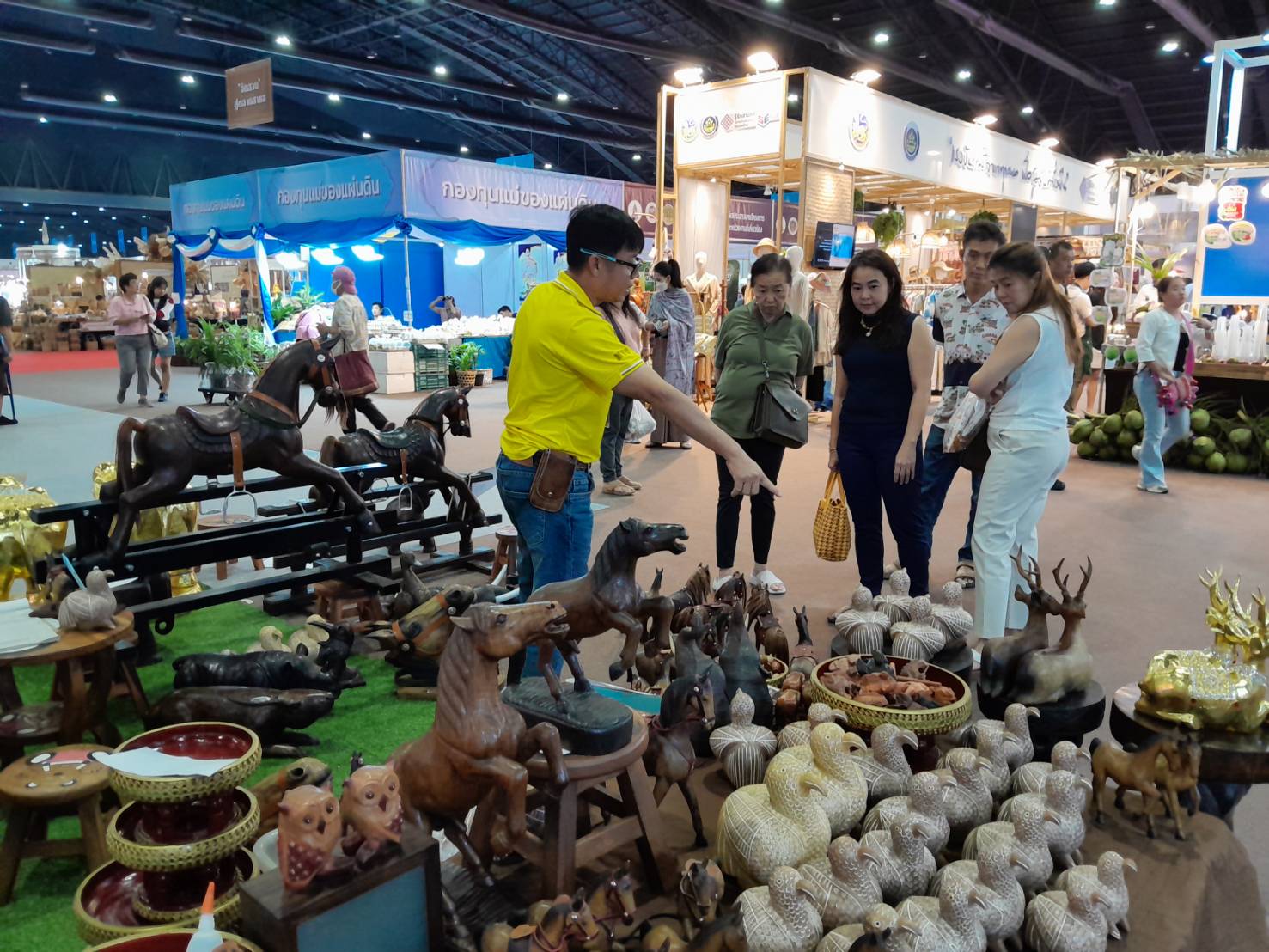 พช.ลำปาง ร่วมจัดแสดงและจำหน่ายผลิตภัณฑ์ในงาน OTOP ศิลปาชีพ ประทีปไทย OTOP หลอมดวงใจด้วยพระบารมี “FROM HAND TO HEART จากมือคนไทย สู่หัวใจคนทั้งโลก”