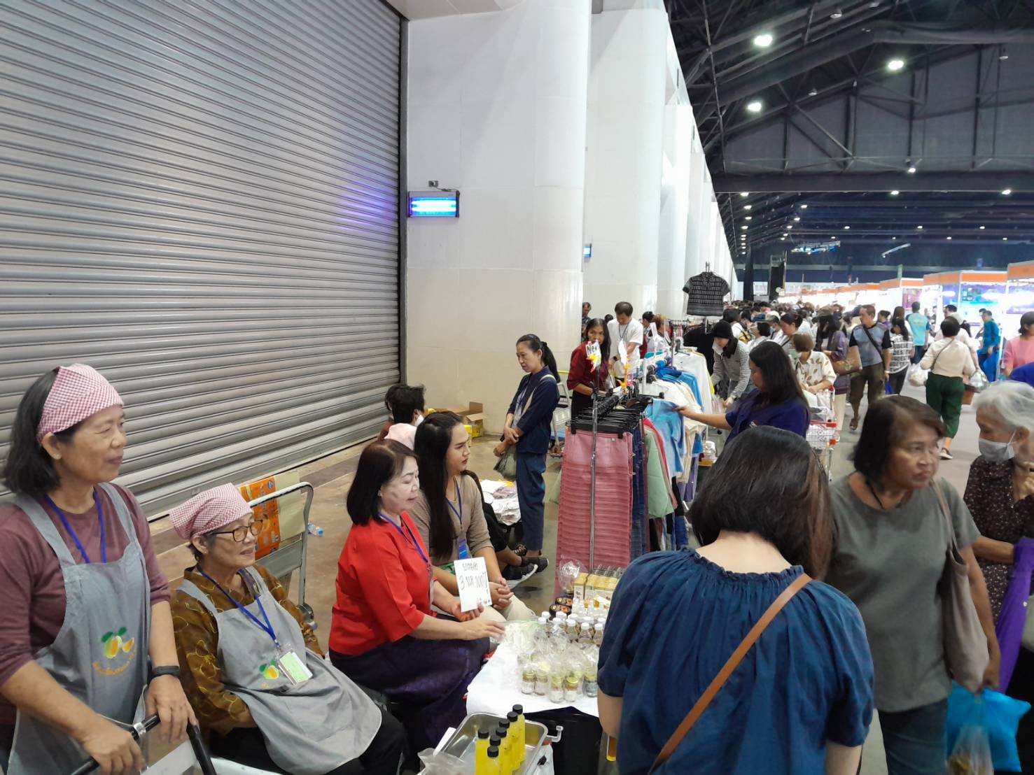 พช.ลำปาง ร่วมจัดแสดงและจำหน่ายผลิตภัณฑ์ในงาน OTOP ศิลปาชีพ ประทีปไทย OTOP หลอมดวงใจด้วยพระบารมี “FROM HAND TO HEART จากมือคนไทย สู่หัวใจคนทั้งโลก”