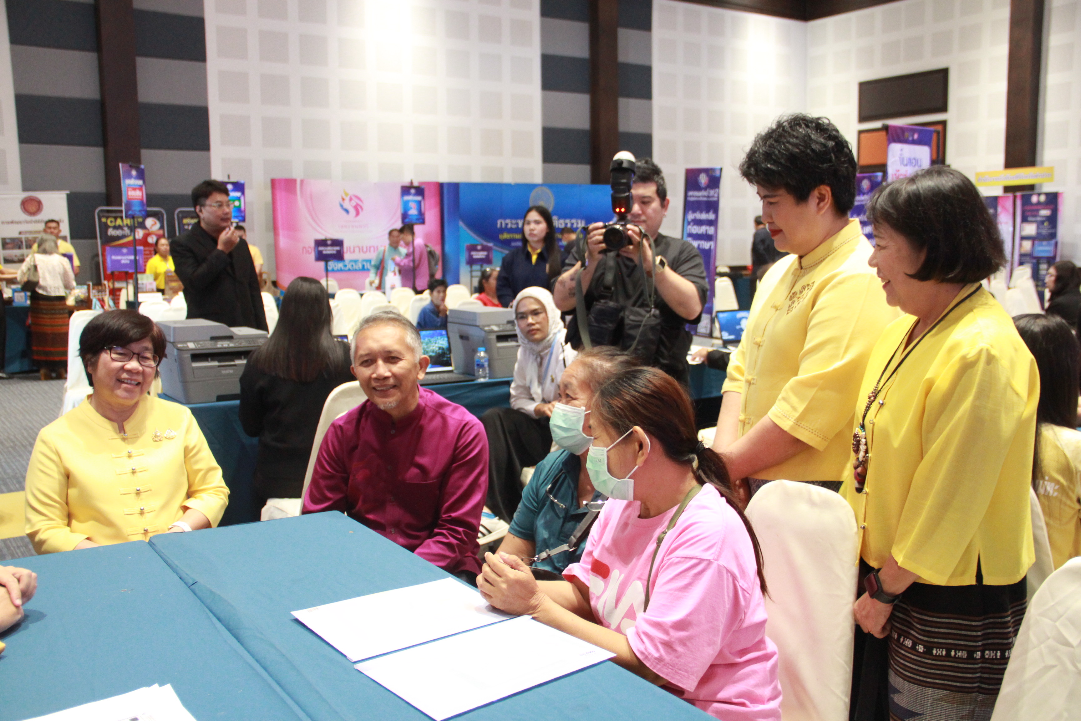 พช.ลำปาง ร่วมงาน “มหกรรมแก้หนี้ สร้างวิถีแห่งความเป็นธรรม ปีที่ 2” จังหวัดลำปาง