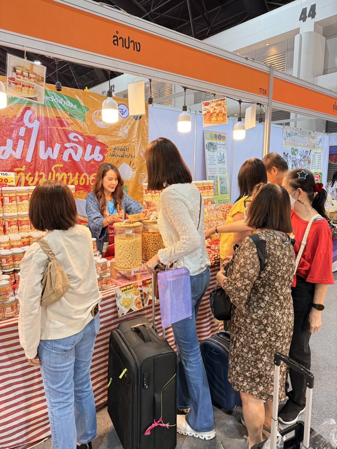พช.ลำปาง ร่วมจัดแสดงและจำหน่ายผลิตภัณฑ์ในงาน OTOP ศิลปาชีพ ประทีปไทย OTOP หลอมดวงใจด้วยพระบารมี “FROM HAND TO HEART จากมือคนไทย สู่หัวใจคนทั้งโลก”