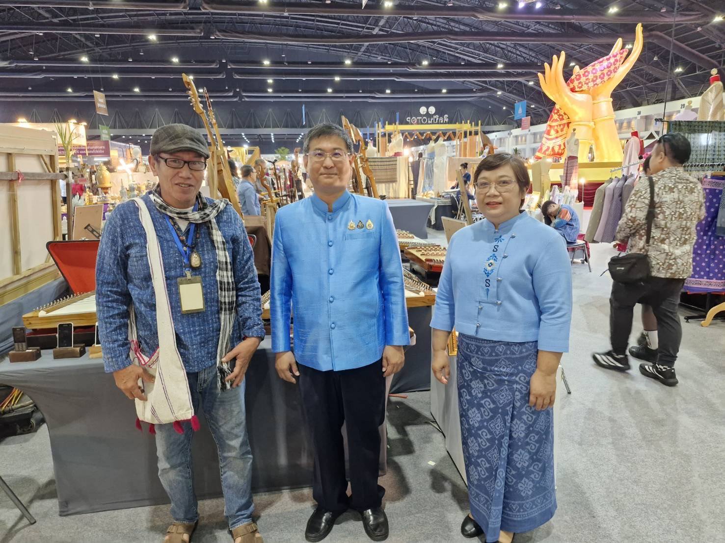 จังหวัดลำปาง : รองผู้ว่าราชการจังหวัดลำปาง ร่วมให้กำลังใจผู้ผลิต ผู้ประกอบ OTOP ที่ร่วมจัดแสดงและจำหน่ายผลิตภัณฑ์ในงาน OTOP ศิลปาชีพ ประทีปไทย OTOP หลอมดวงใจด้วยพระบารมี “FROM HAND TO HEART จากมือคนไทย สู่หัวใจคนทั้งโลก”
