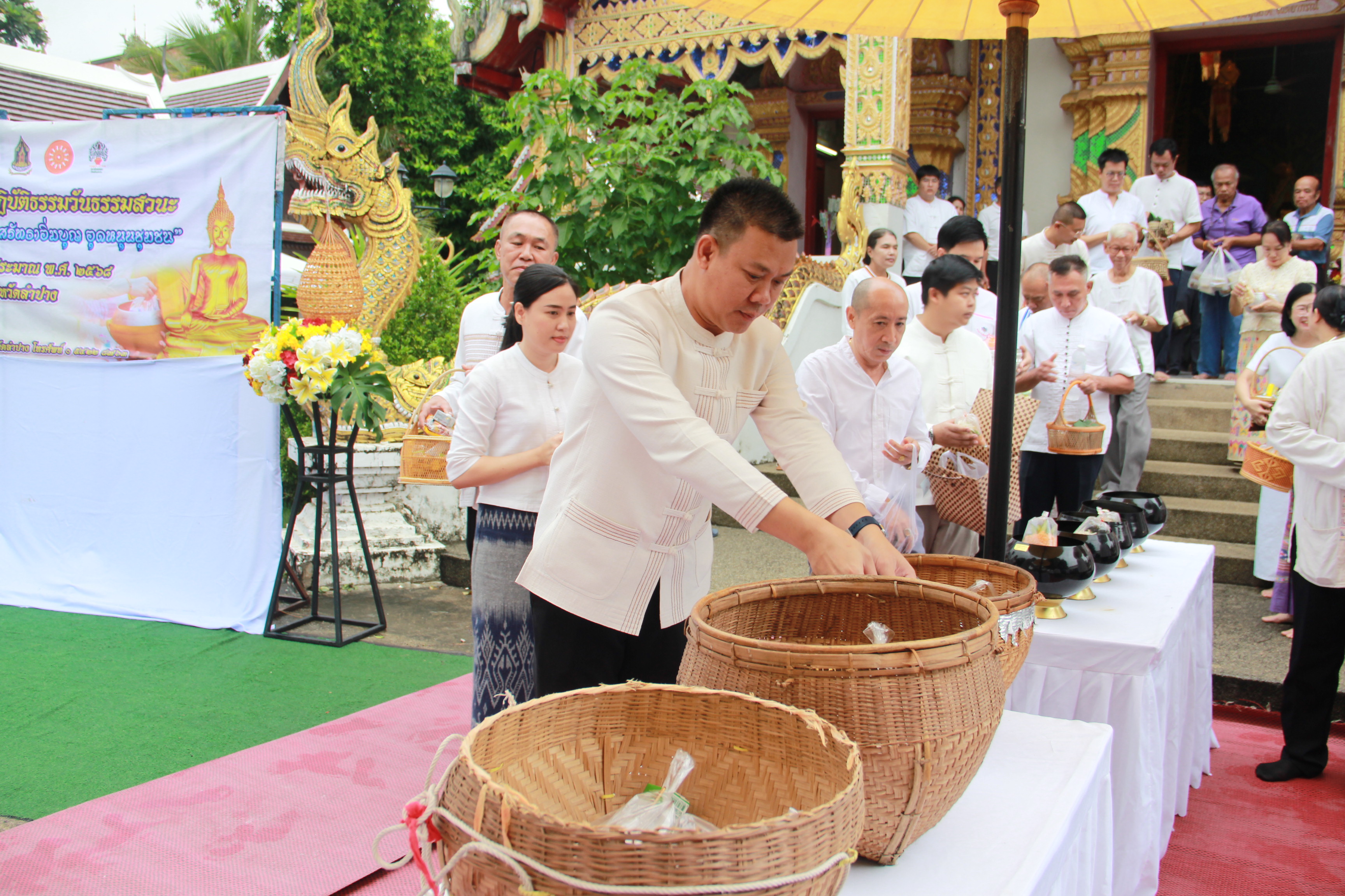 พช.ลำปาง ร่วมกิจกรรมเข้าวัดปฏิบัติธรรม วันธรรมสวนะ “ครอบครัวหิ้วตะกร้า ศรัทธาอิ่มบุญ อุดหนุนชุมชน”