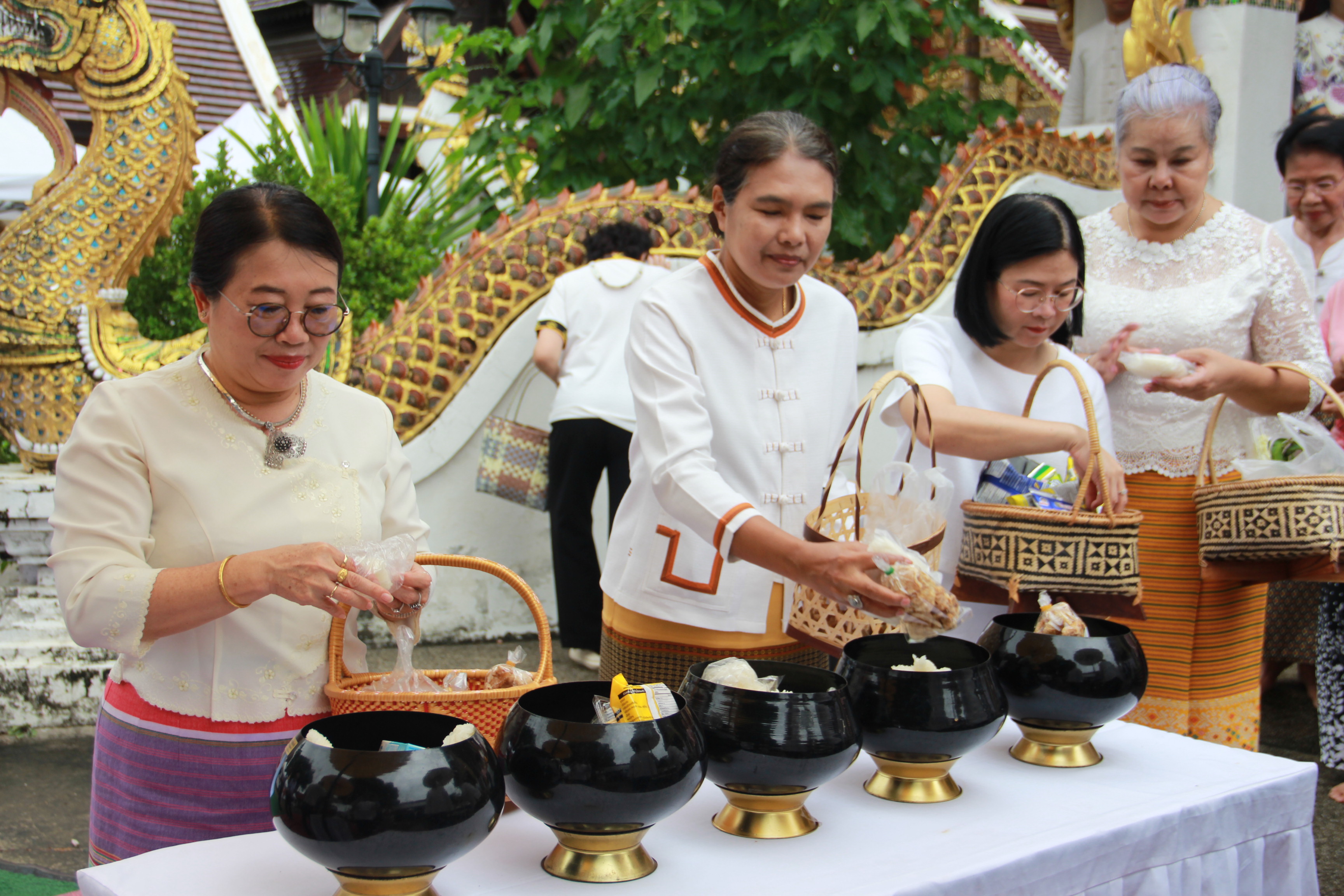 พช.ลำปาง ร่วมกิจกรรมเข้าวัดปฏิบัติธรรม วันธรรมสวนะ “ครอบครัวหิ้วตะกร้า ศรัทธาอิ่มบุญ อุดหนุนชุมชน”