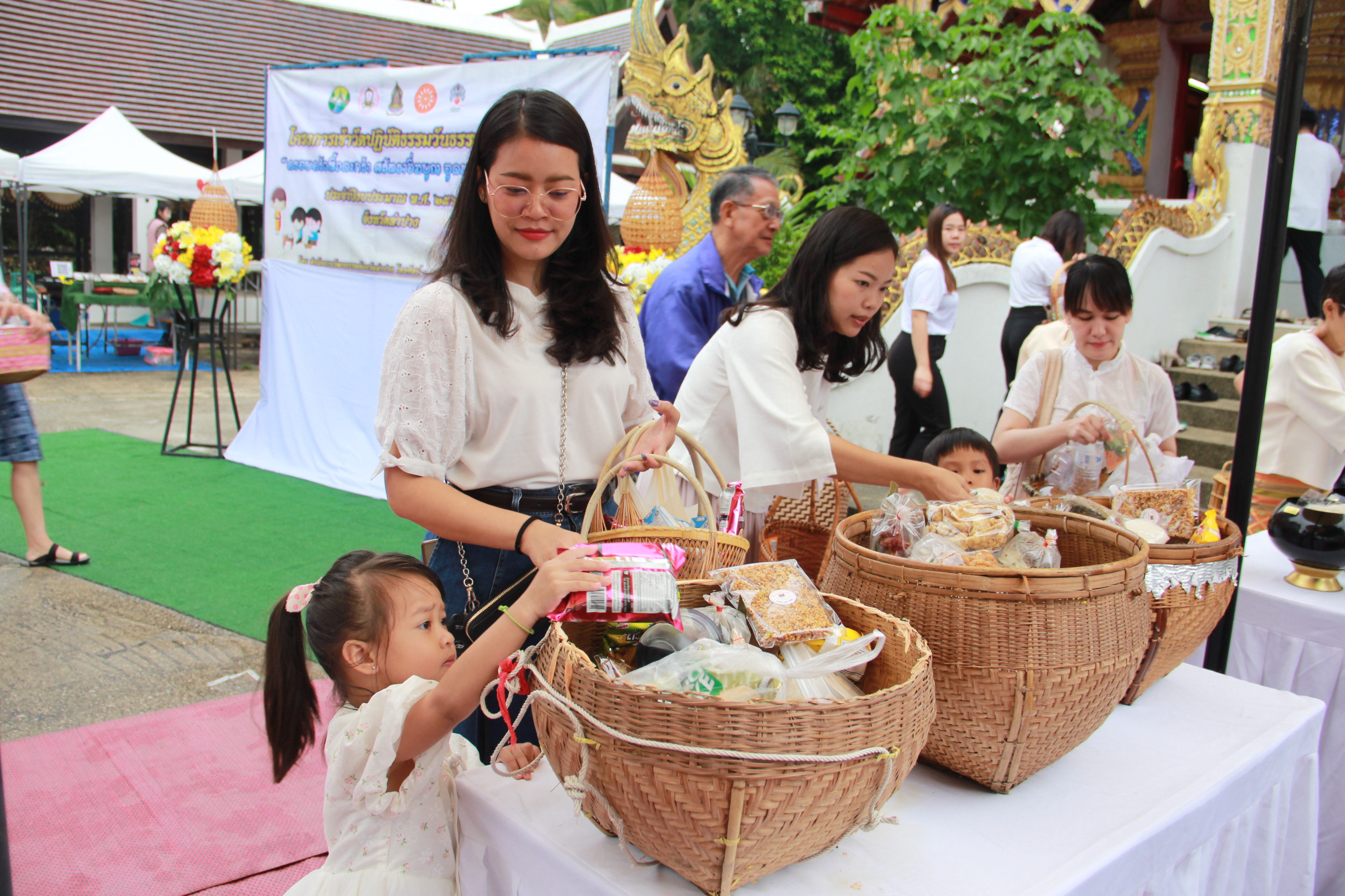 พช.ลำปาง ร่วมกิจกรรมเข้าวัดปฏิบัติธรรม วันธรรมสวนะ “ครอบครัวหิ้วตะกร้า ศรัทธาอิ่มบุญ อุดหนุนชุมชน”