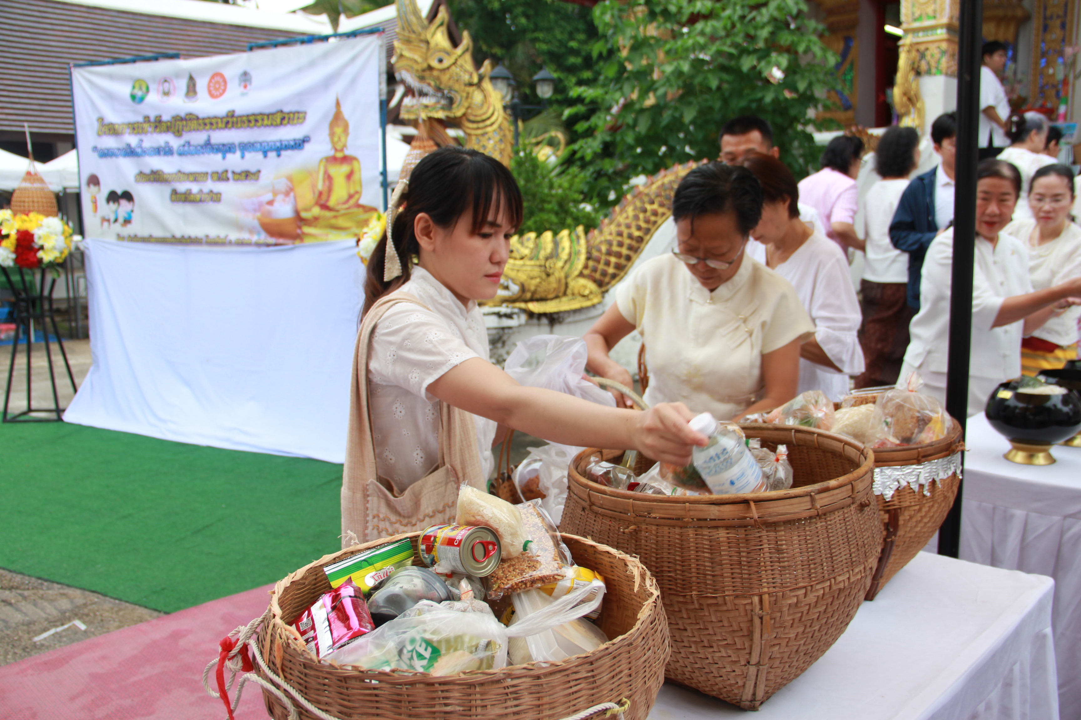 พช.ลำปาง ร่วมกิจกรรมเข้าวัดปฏิบัติธรรม วันธรรมสวนะ “ครอบครัวหิ้วตะกร้า ศรัทธาอิ่มบุญ อุดหนุนชุมชน”